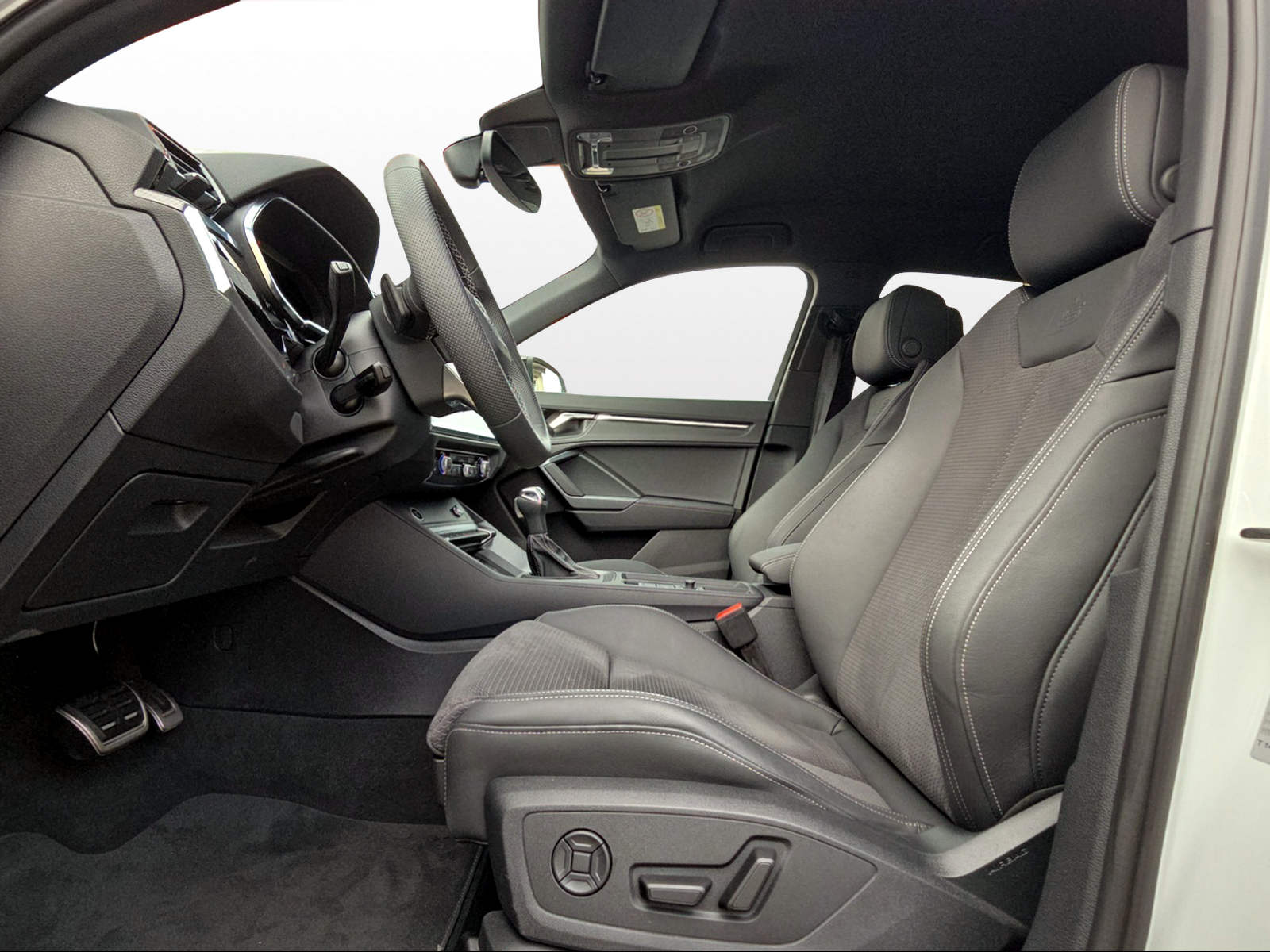 AUDI Q3 45 TFSI S line quattro S-tronic-image-6