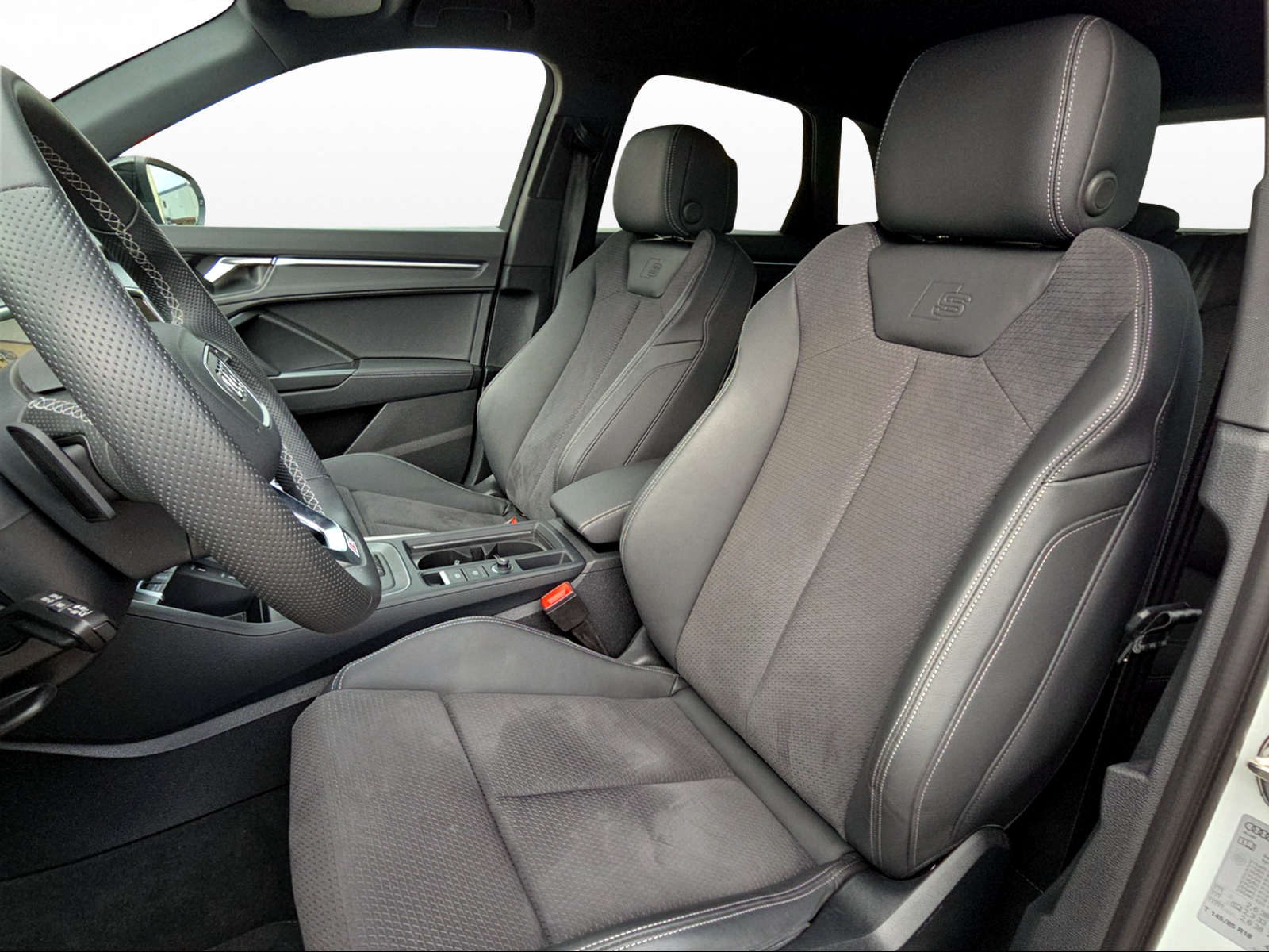 AUDI Q3 45 TFSI S line quattro S-tronic-image-7