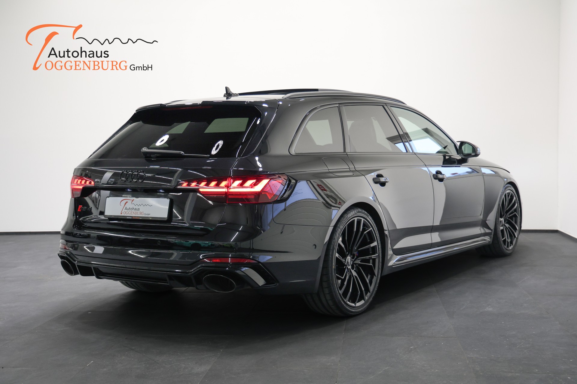 AUDI RS4 Avant quattro tiptronic *CH-Fahrzeug*Panormadach*All-Black*-image-16