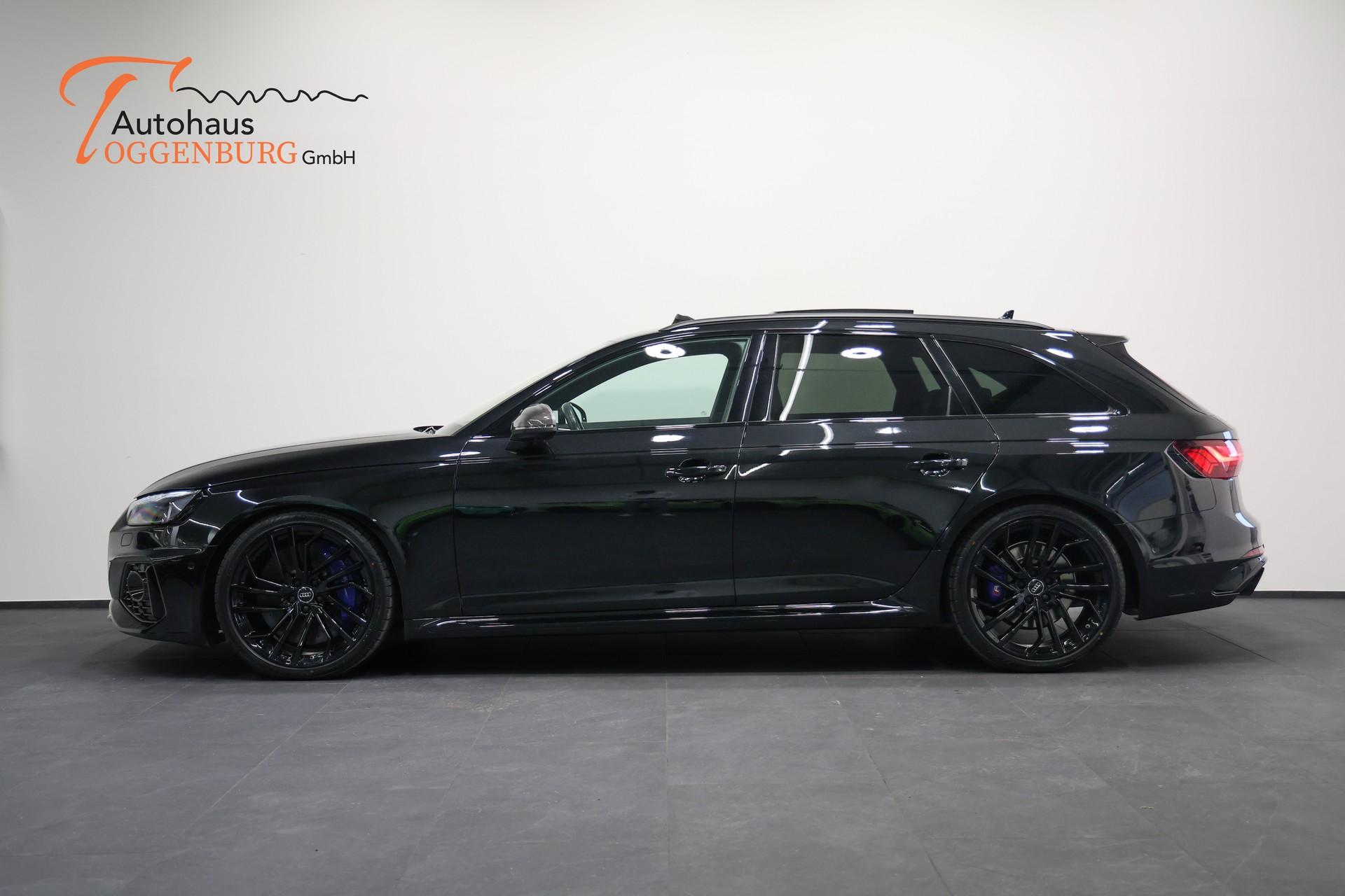 AUDI RS4 Avant quattro tiptronic *CH-Fahrzeug*Panormadach*All-Black*-image-11