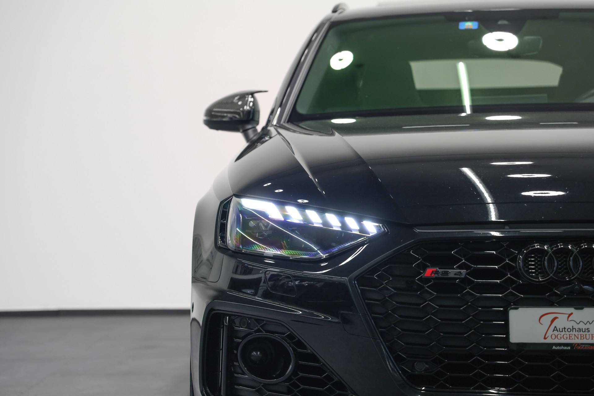 AUDI RS4 Avant quattro tiptronic *CH-Fahrzeug*Panormadach*All-Black*-image-6