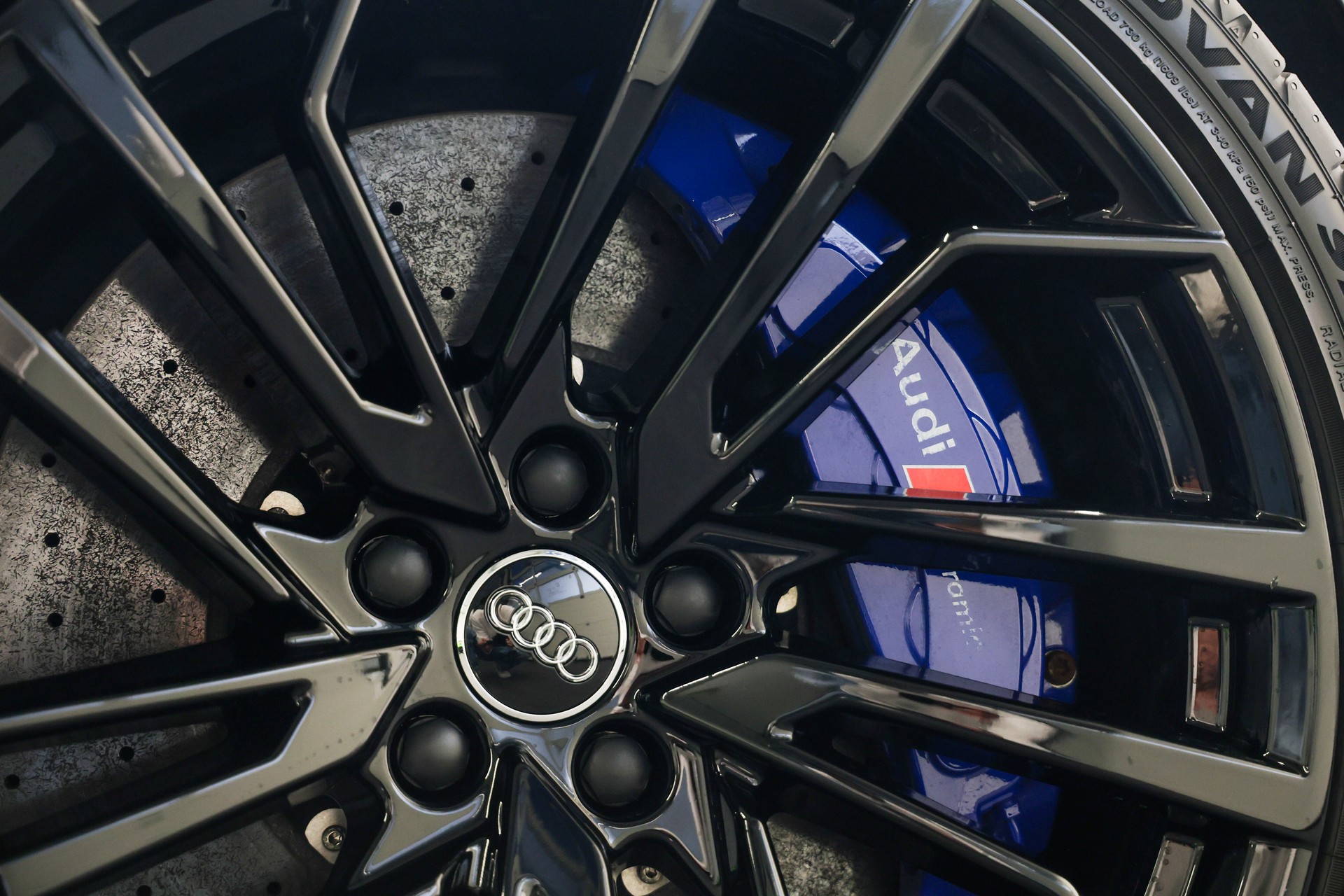 AUDI RS4 Avant quattro tiptronic *CH-Fahrzeug*Panormadach*All-Black*-image-9