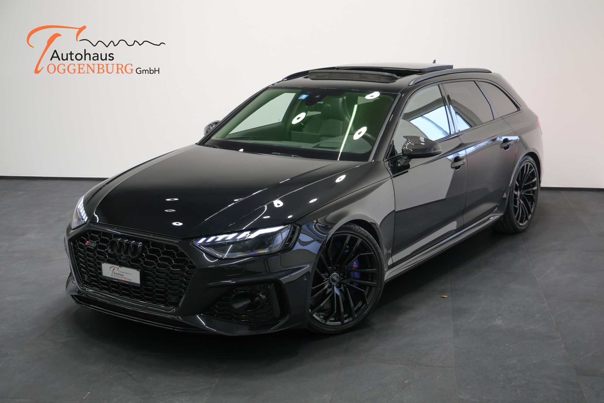 AUDI RS4 Avant quattro tiptronic *CH-Fahrzeug*Panormadach*All-Black*-image-4