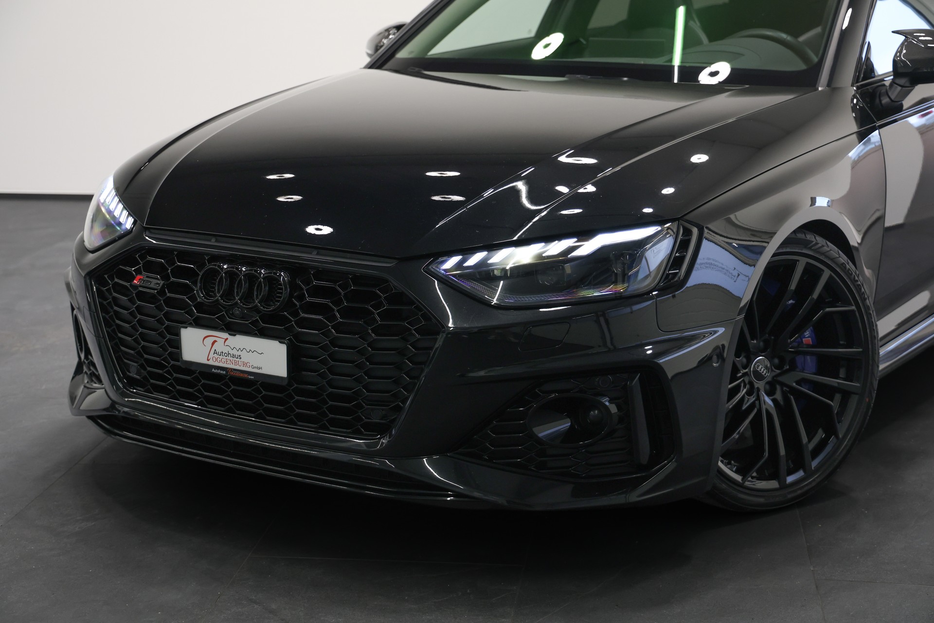 AUDI RS4 Avant quattro tiptronic *CH-Fahrzeug*Panormadach*All-Black*-image-7