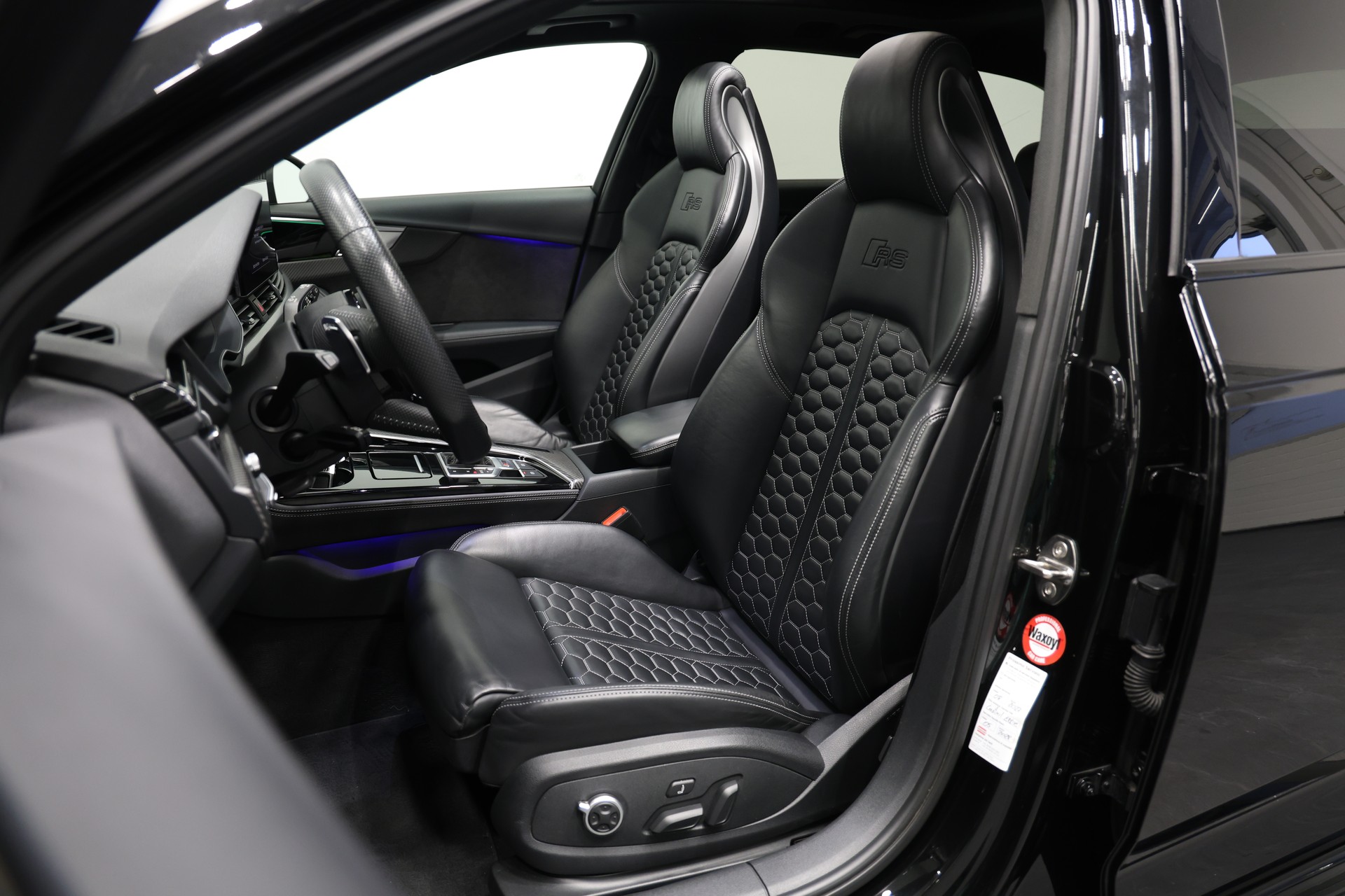 AUDI RS4 Avant quattro tiptronic *CH-Fahrzeug*Panormadach*All-Black*-image-19