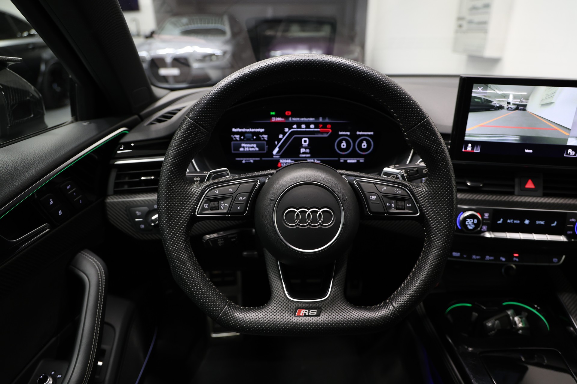 AUDI RS4 Avant quattro tiptronic *CH-Fahrzeug*Panormadach*All-Black*-image-26