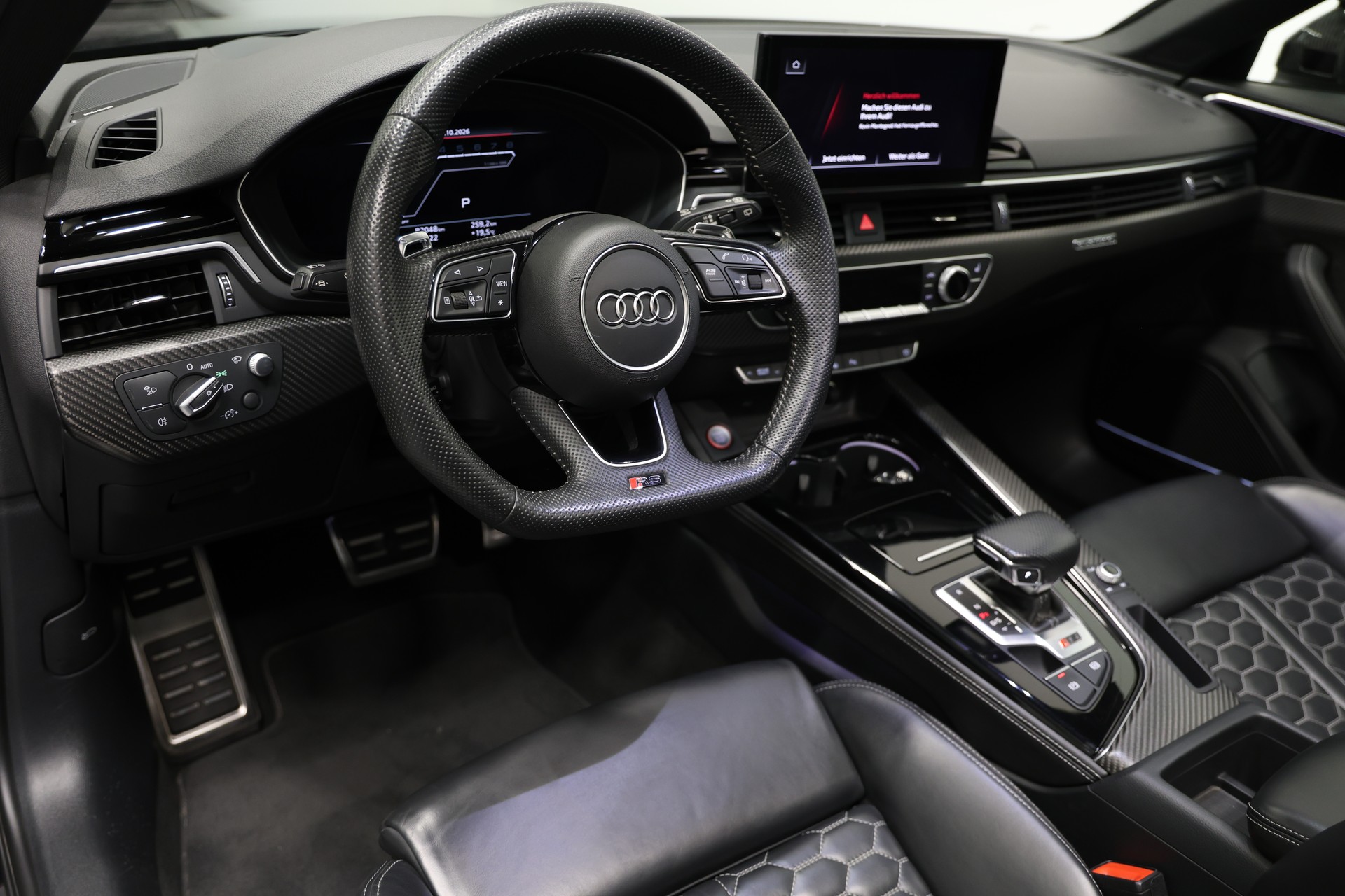 AUDI RS4 Avant quattro tiptronic *CH-Fahrzeug*Panormadach*All-Black*-image-18