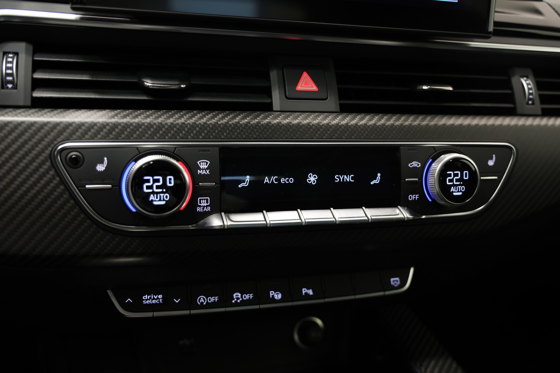 AUDI RS4 Avant quattro tiptronic *CH-Fahrzeug*Panormadach*All-Black*-image-29