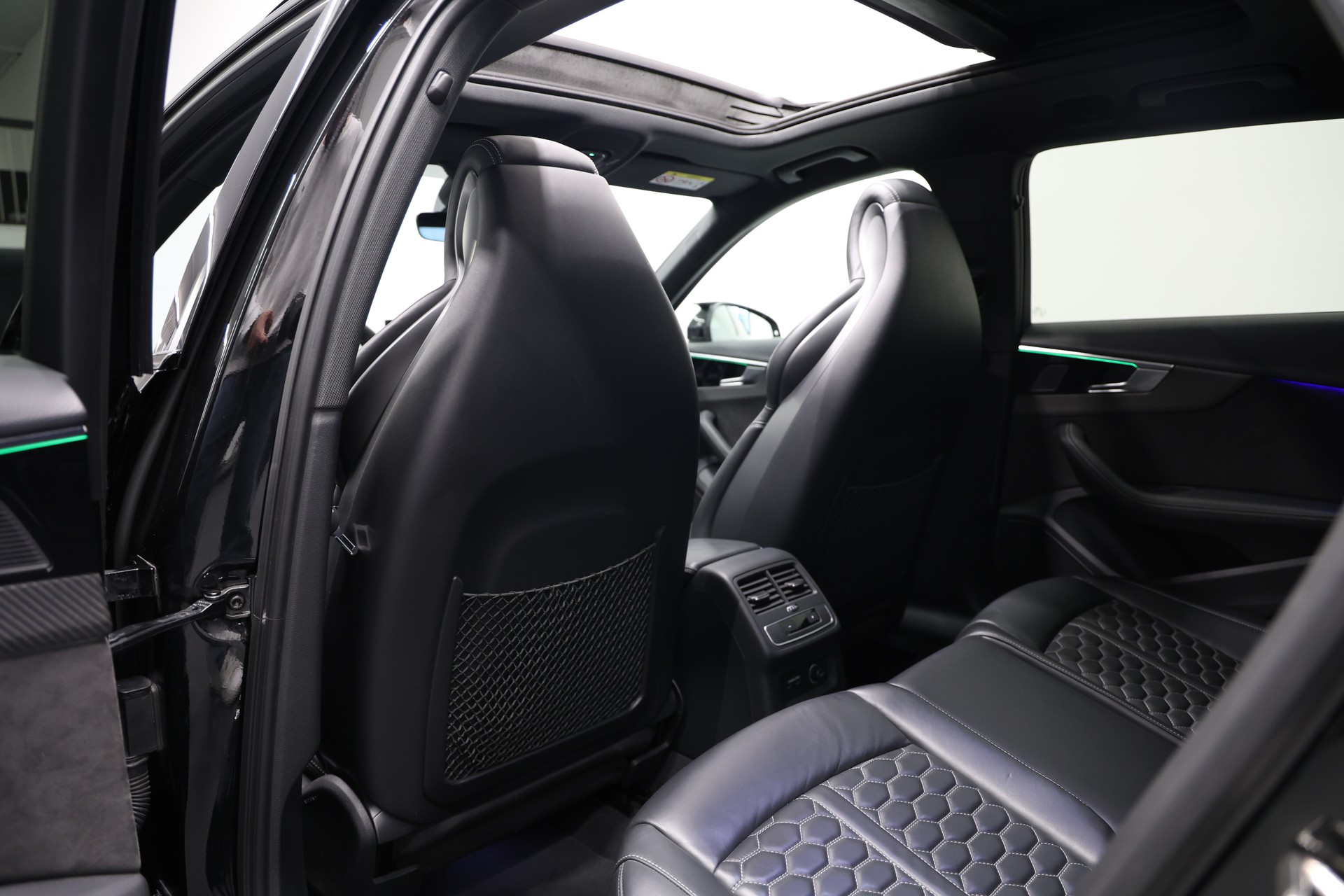 AUDI RS4 Avant quattro tiptronic *CH-Fahrzeug*Panormadach*All-Black*-image-22