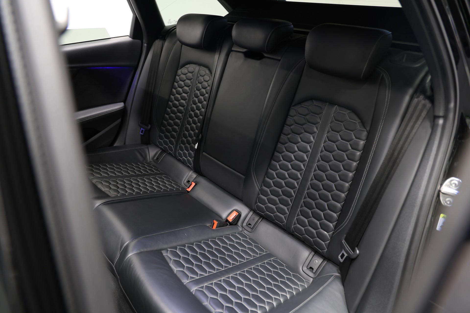 AUDI RS4 Avant quattro tiptronic *CH-Fahrzeug*Panormadach*All-Black*-image-21