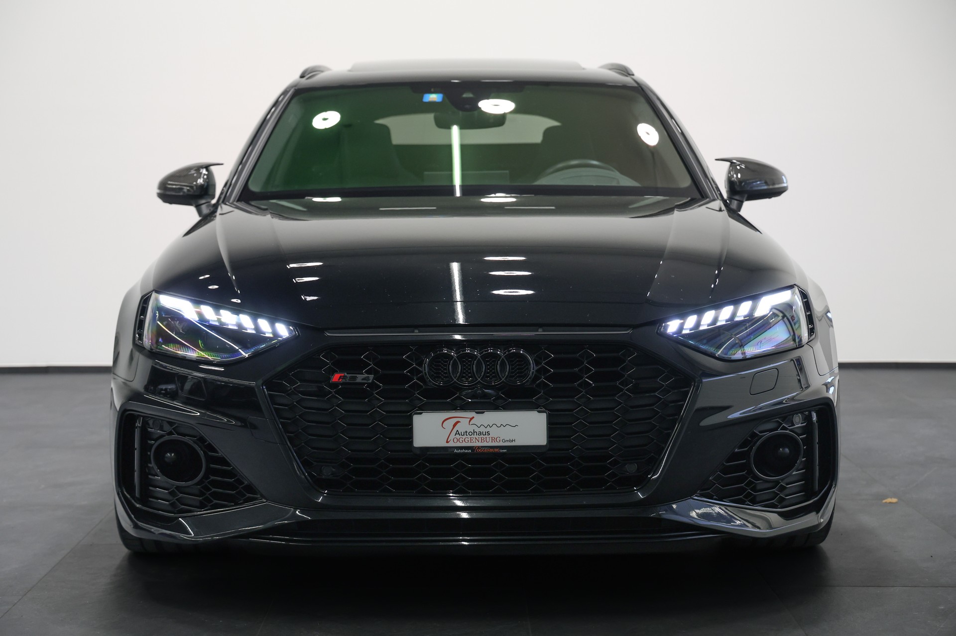 AUDI RS4 Avant quattro tiptronic *CH-Fahrzeug*Panormadach*All-Black*-image-5