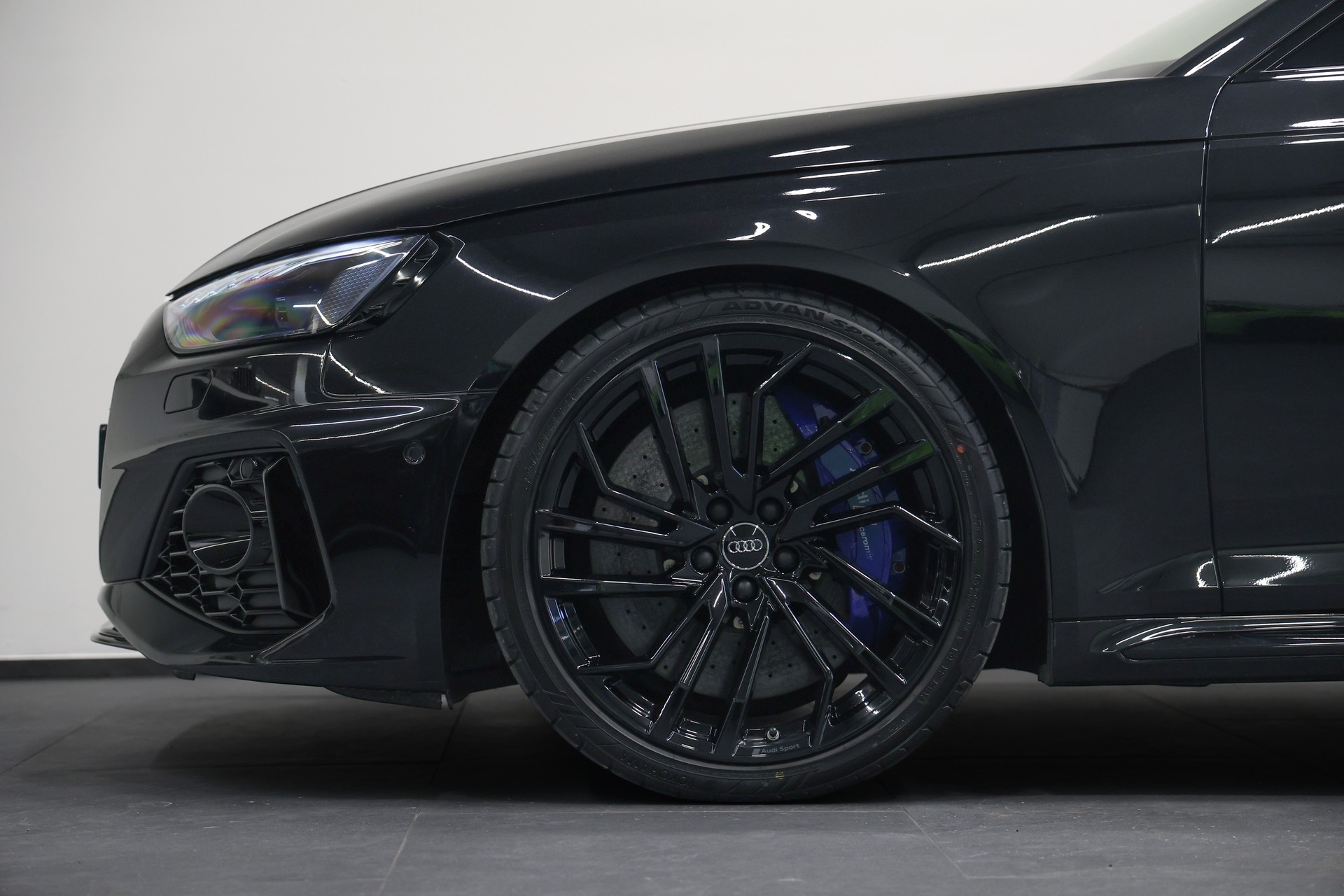 AUDI RS4 Avant quattro tiptronic *CH-Fahrzeug*Panormadach*All-Black*-image-12