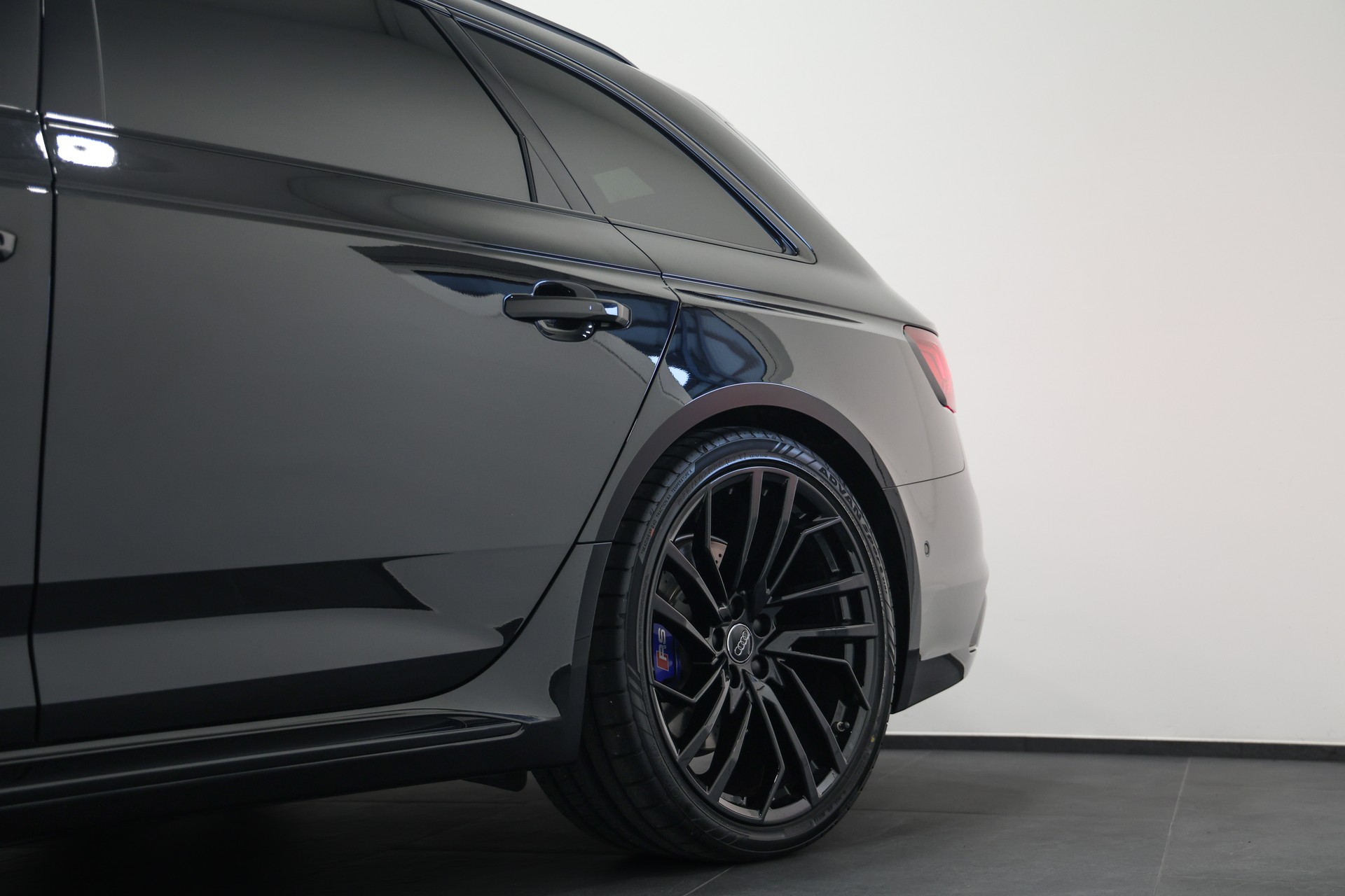 AUDI RS4 Avant quattro tiptronic *CH-Fahrzeug*Panormadach*All-Black*-image-10