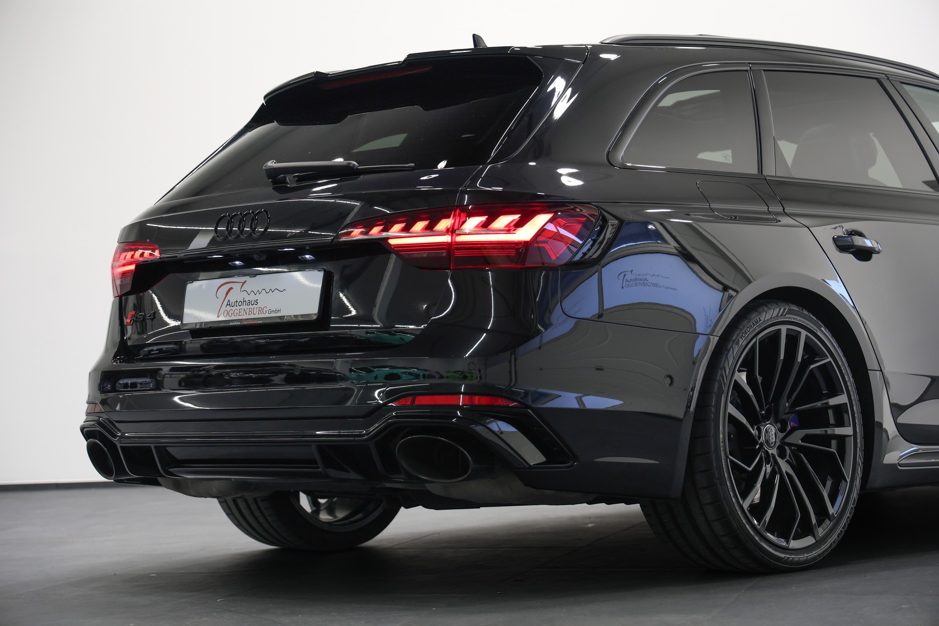 AUDI RS4 Avant quattro tiptronic *CH-Fahrzeug*Panormadach*All-Black*-image-17