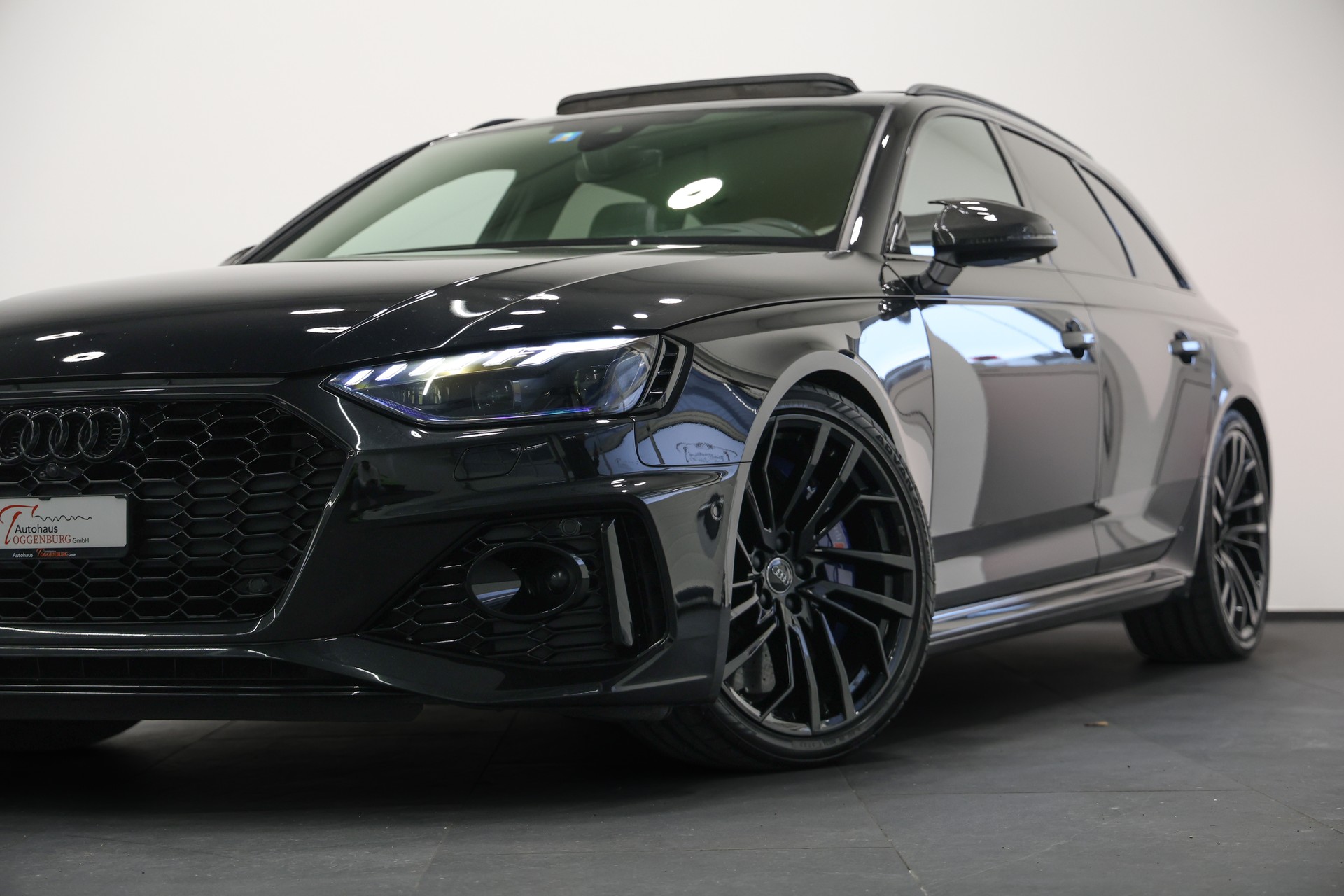 AUDI RS4 Avant quattro tiptronic *CH-Fahrzeug*Panormadach*All-Black*-image-8