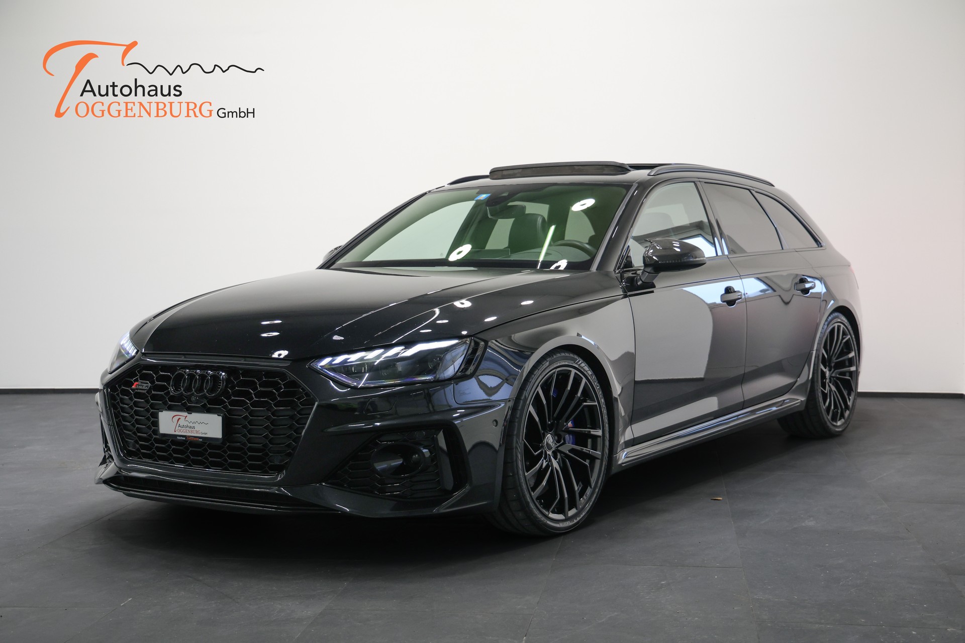 AUDI RS4 Avant quattro tiptronic *CH-Fahrzeug*Panormadach*All-Black*-image-1