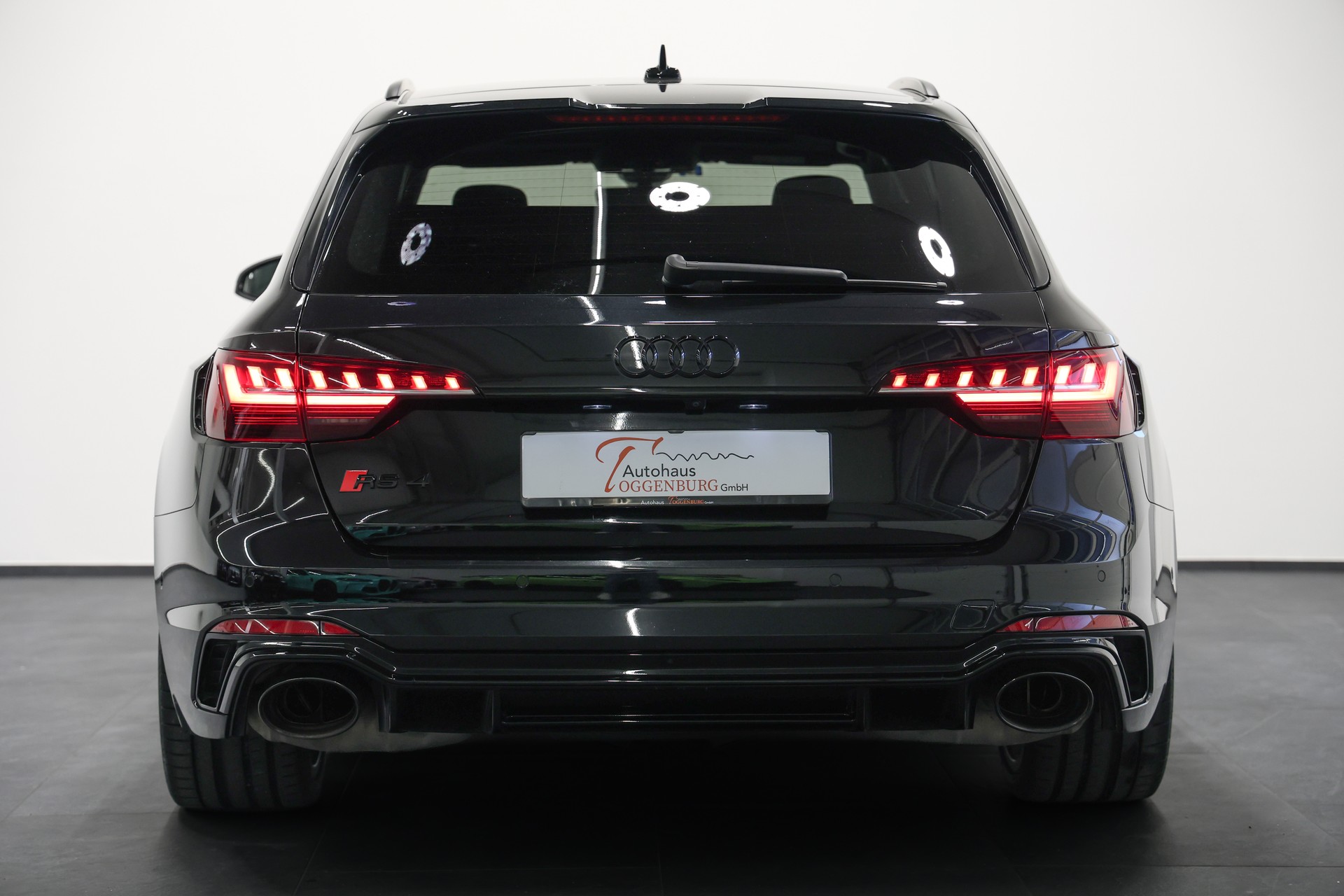 AUDI RS4 Avant quattro tiptronic *CH-Fahrzeug*Panormadach*All-Black*-image-14