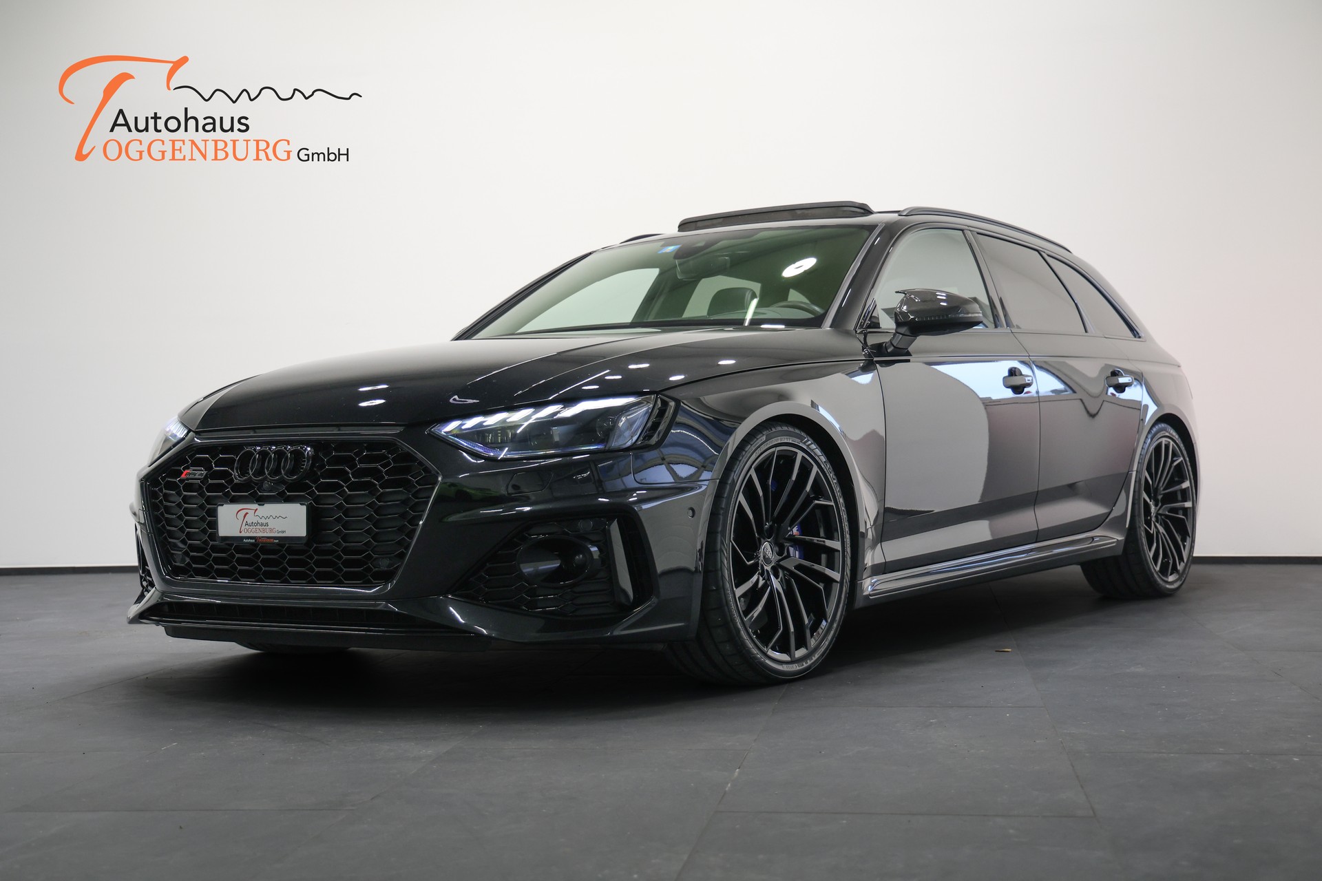 AUDI RS4 Avant quattro tiptronic *CH-Fahrzeug*Panormadach*All-Black*-image-3