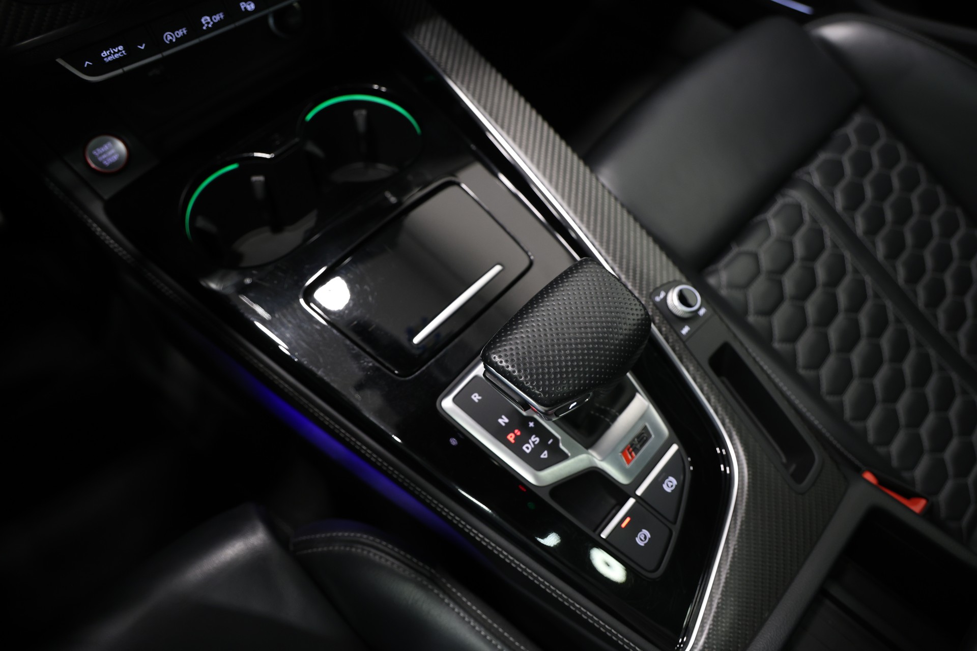 AUDI RS4 Avant quattro tiptronic *CH-Fahrzeug*Panormadach*All-Black*-image-28