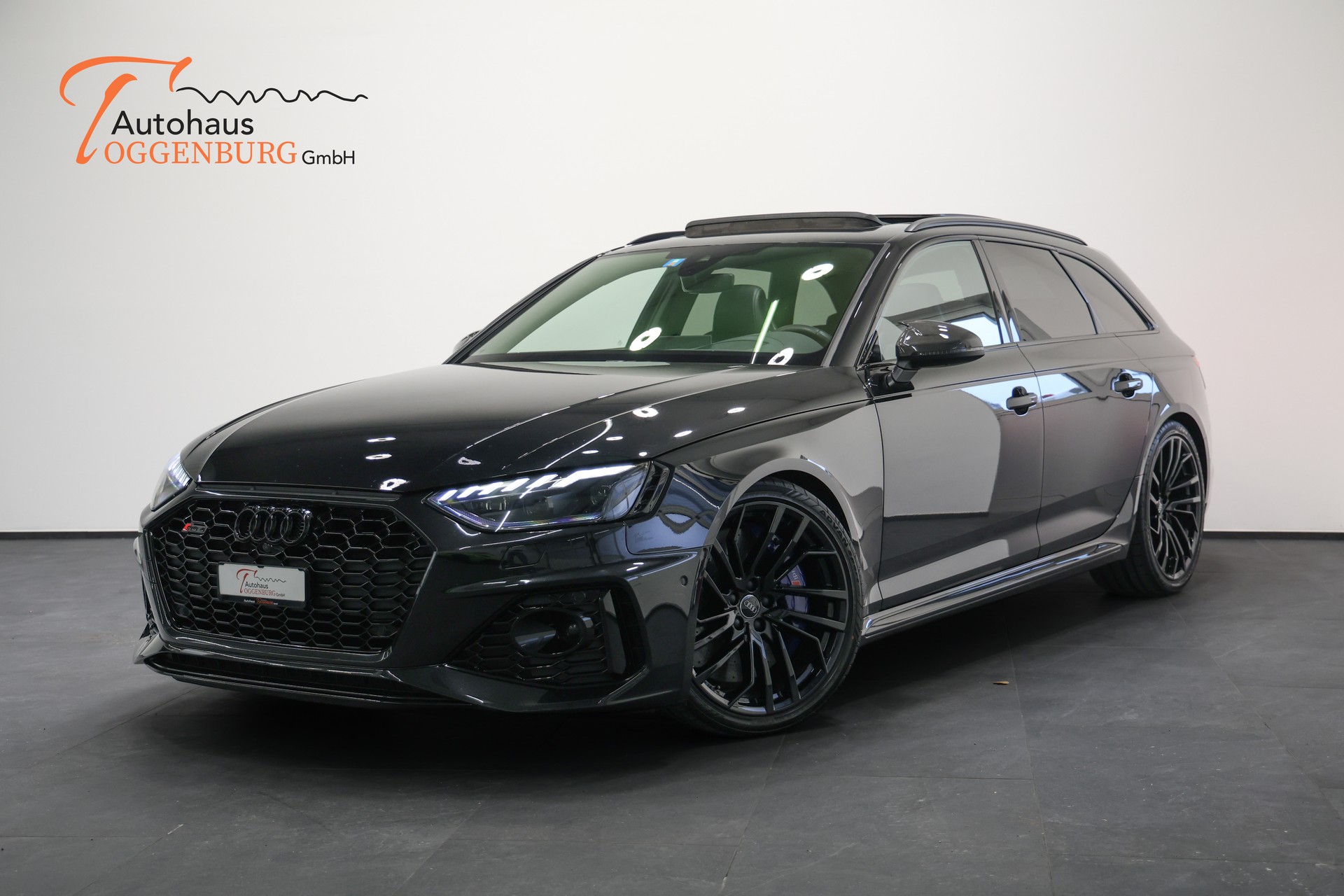 AUDI RS4 Avant quattro tiptronic *CH-Fahrzeug*Panormadach*All-Black*-image-0