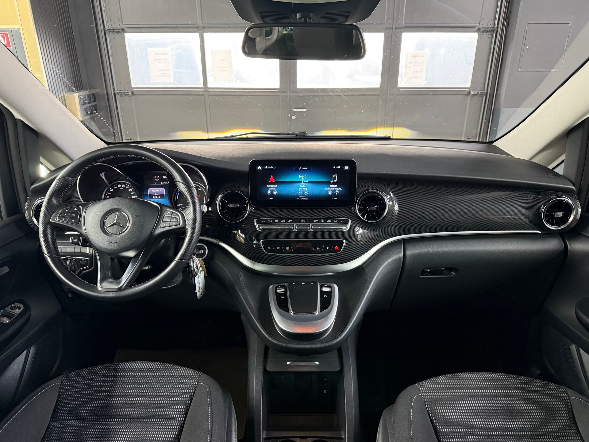 MERCEDES-BENZ EQV 300 lang-image-12