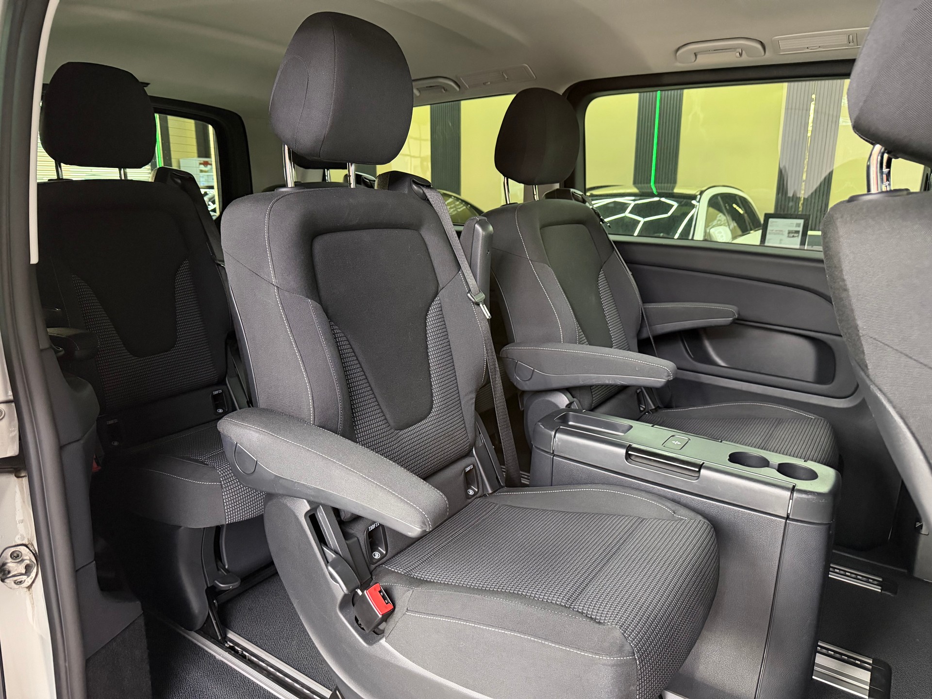 MERCEDES-BENZ EQV 300 lang-image-14