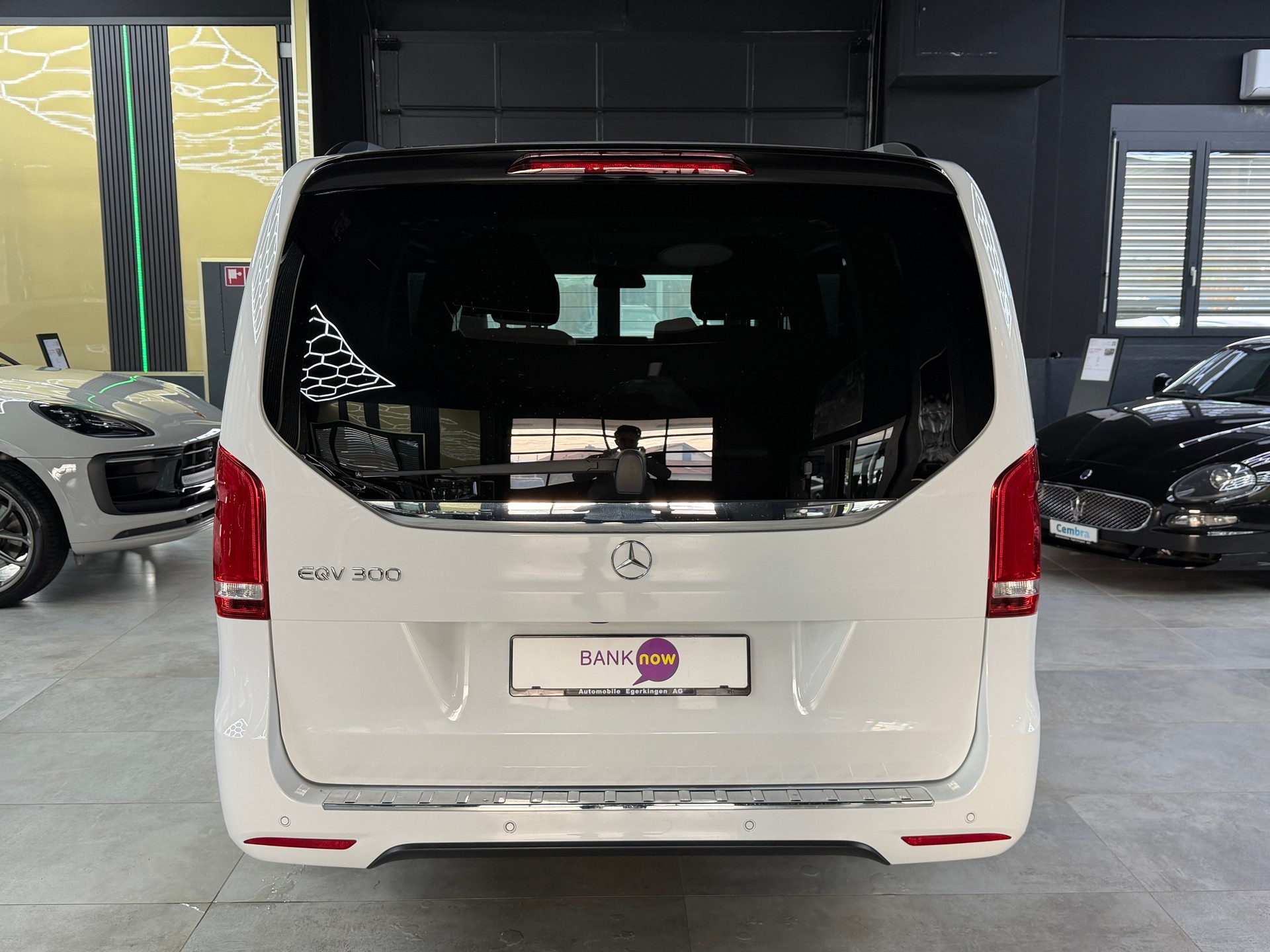 MERCEDES-BENZ EQV 300 lang-image-5