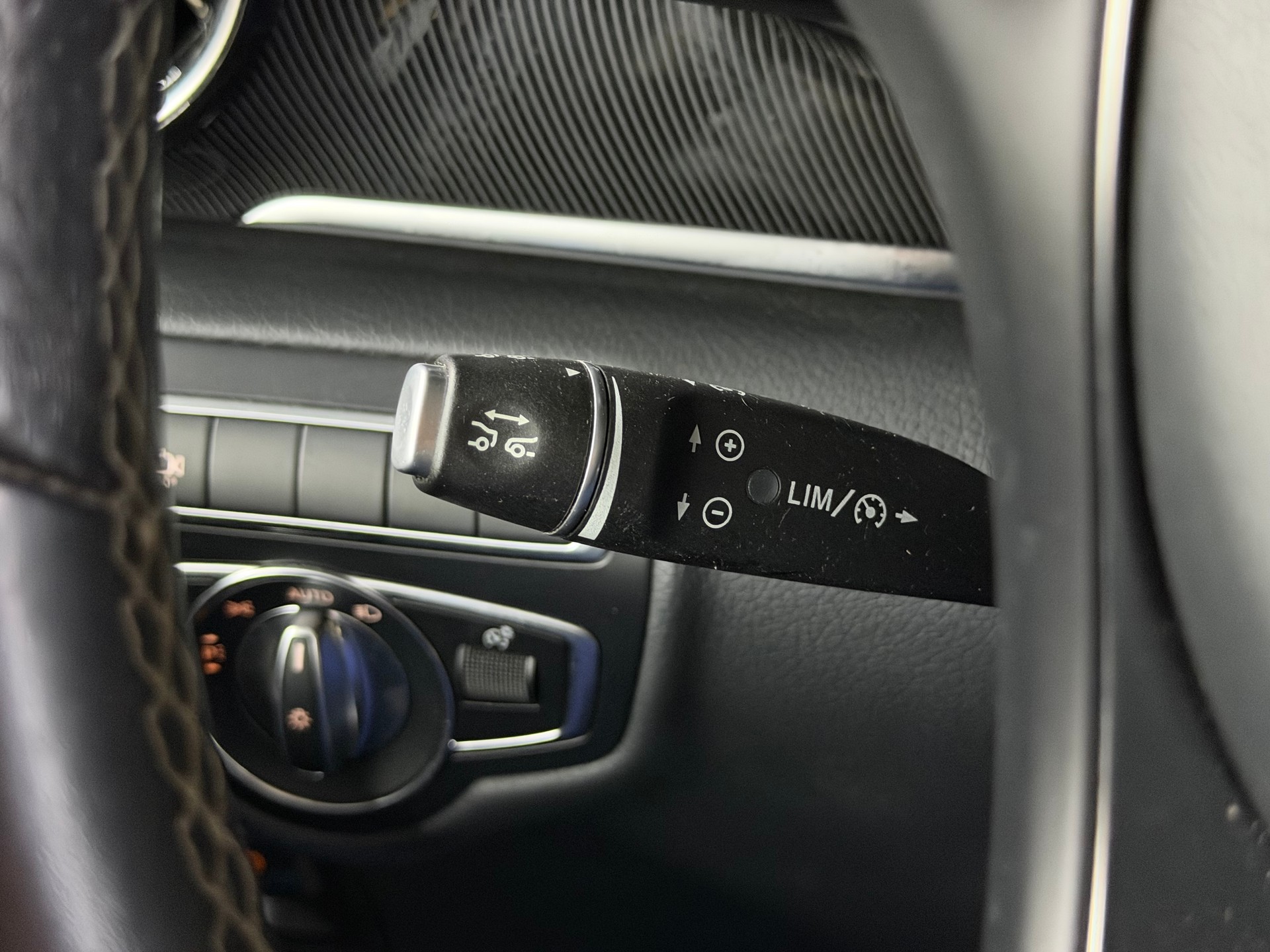 MERCEDES-BENZ EQV 300 lang-image-21