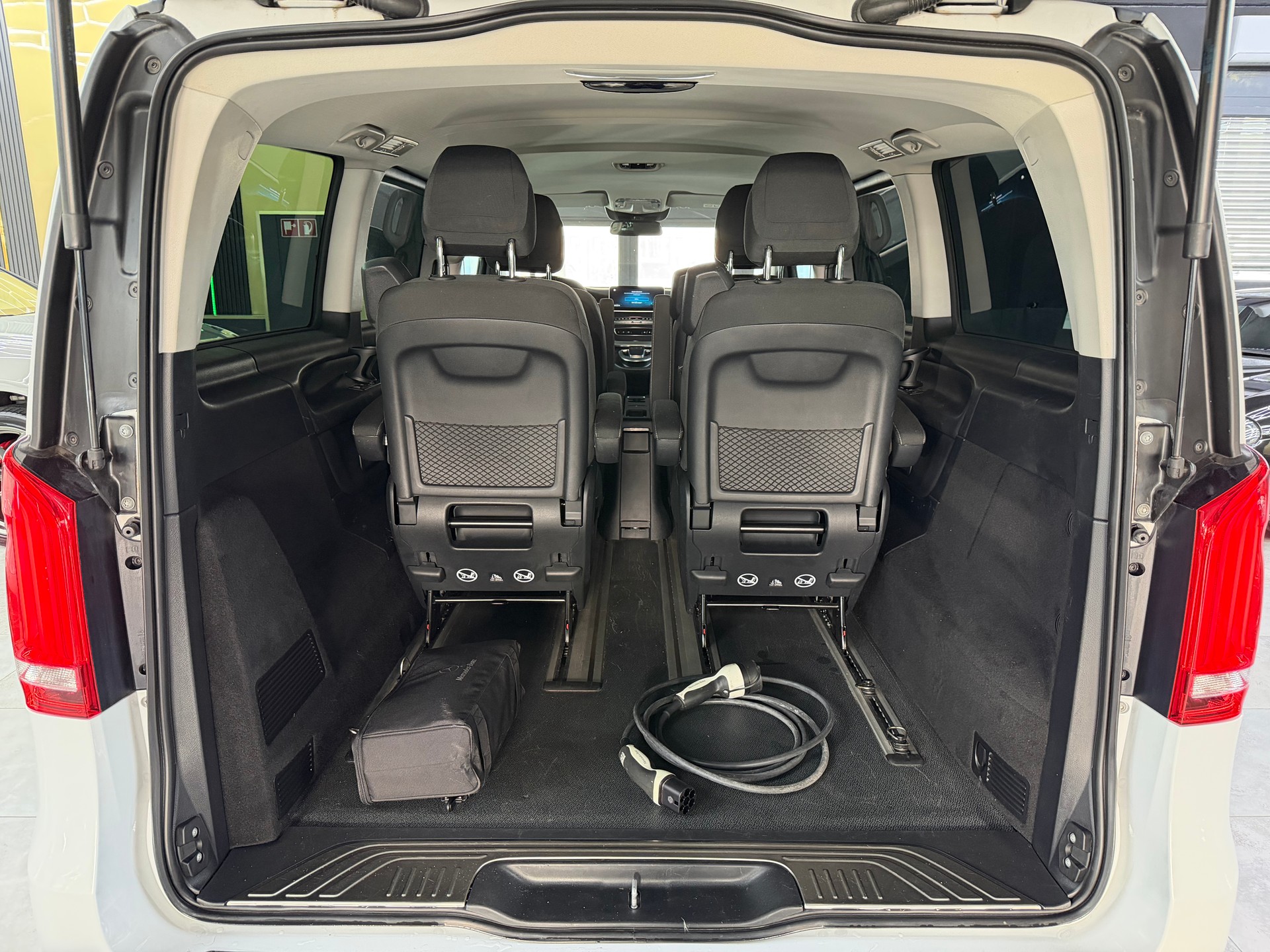 MERCEDES-BENZ EQV 300 lang-image-16