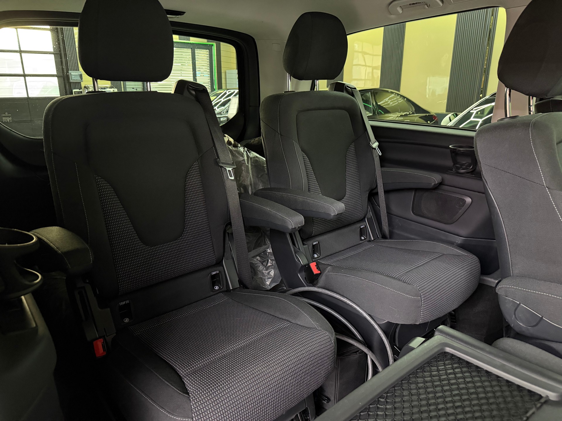 MERCEDES-BENZ EQV 300 lang-image-15