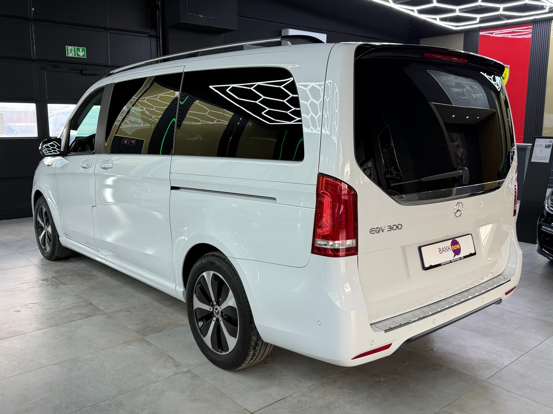 MERCEDES-BENZ EQV 300 lang-image-6