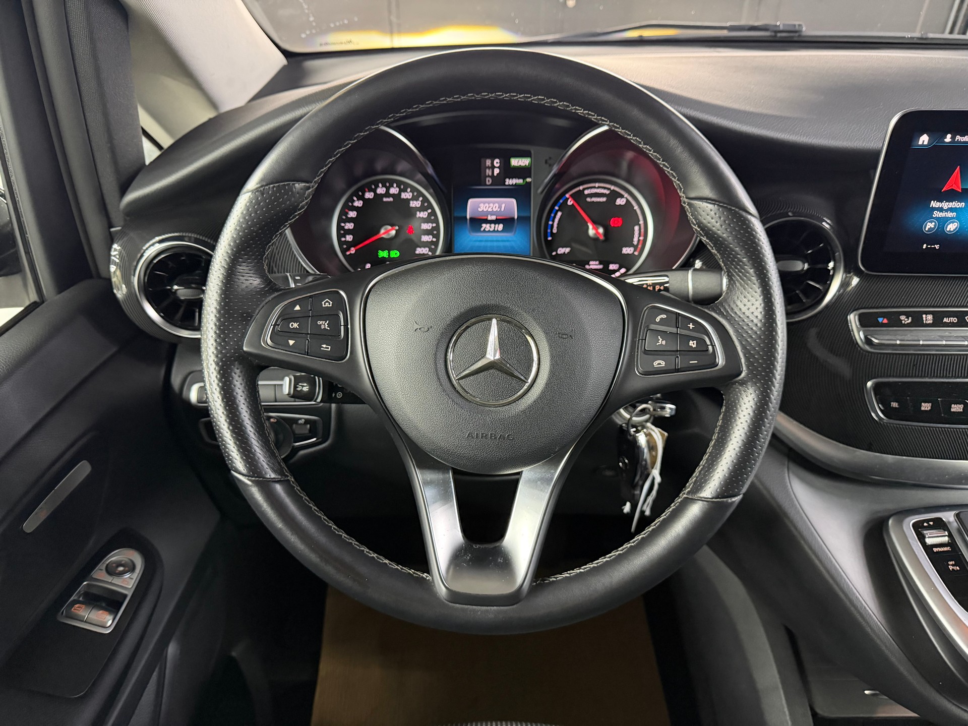 MERCEDES-BENZ EQV 300 lang-image-13