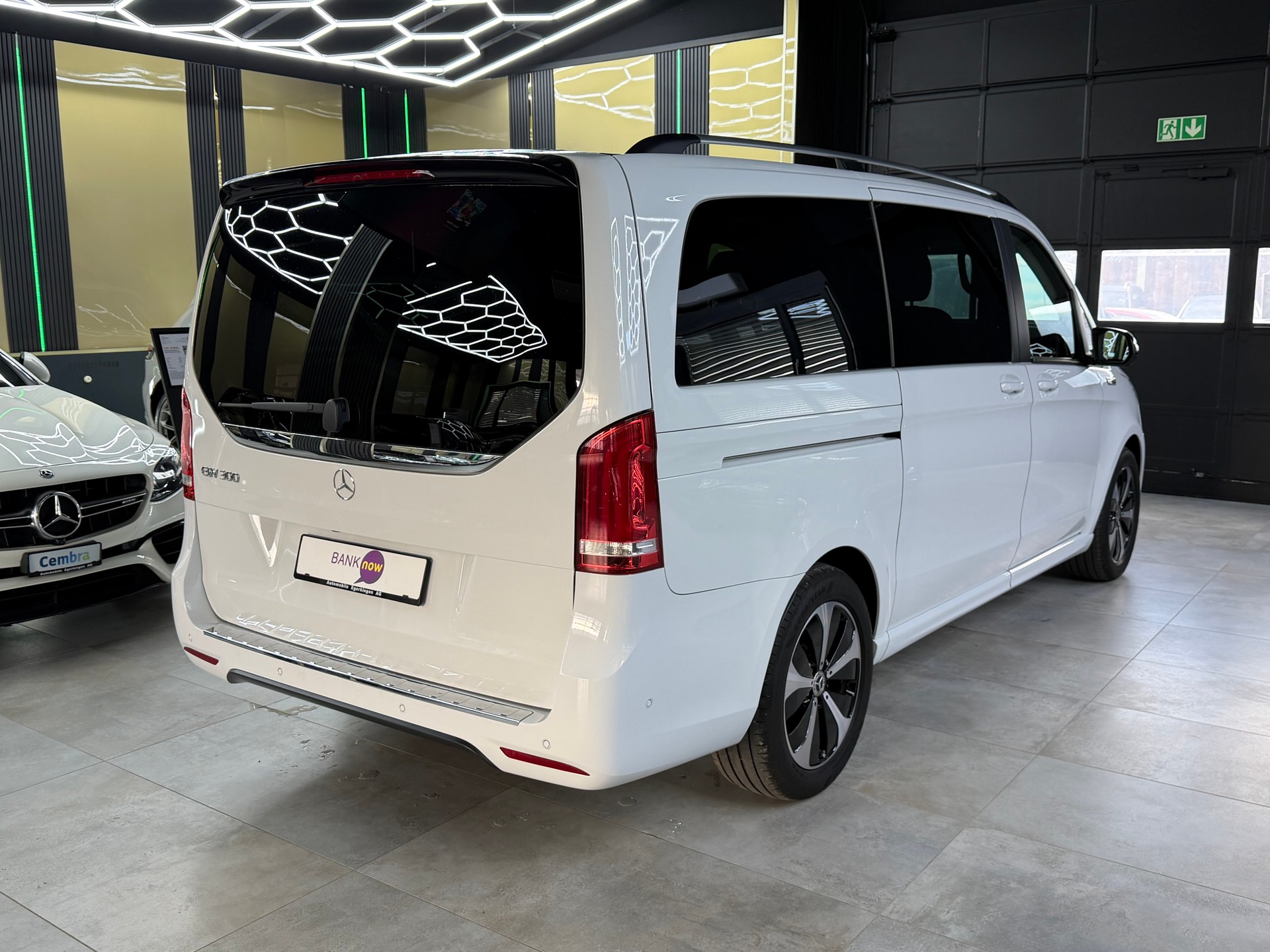 MERCEDES-BENZ EQV 300 lang-image-4