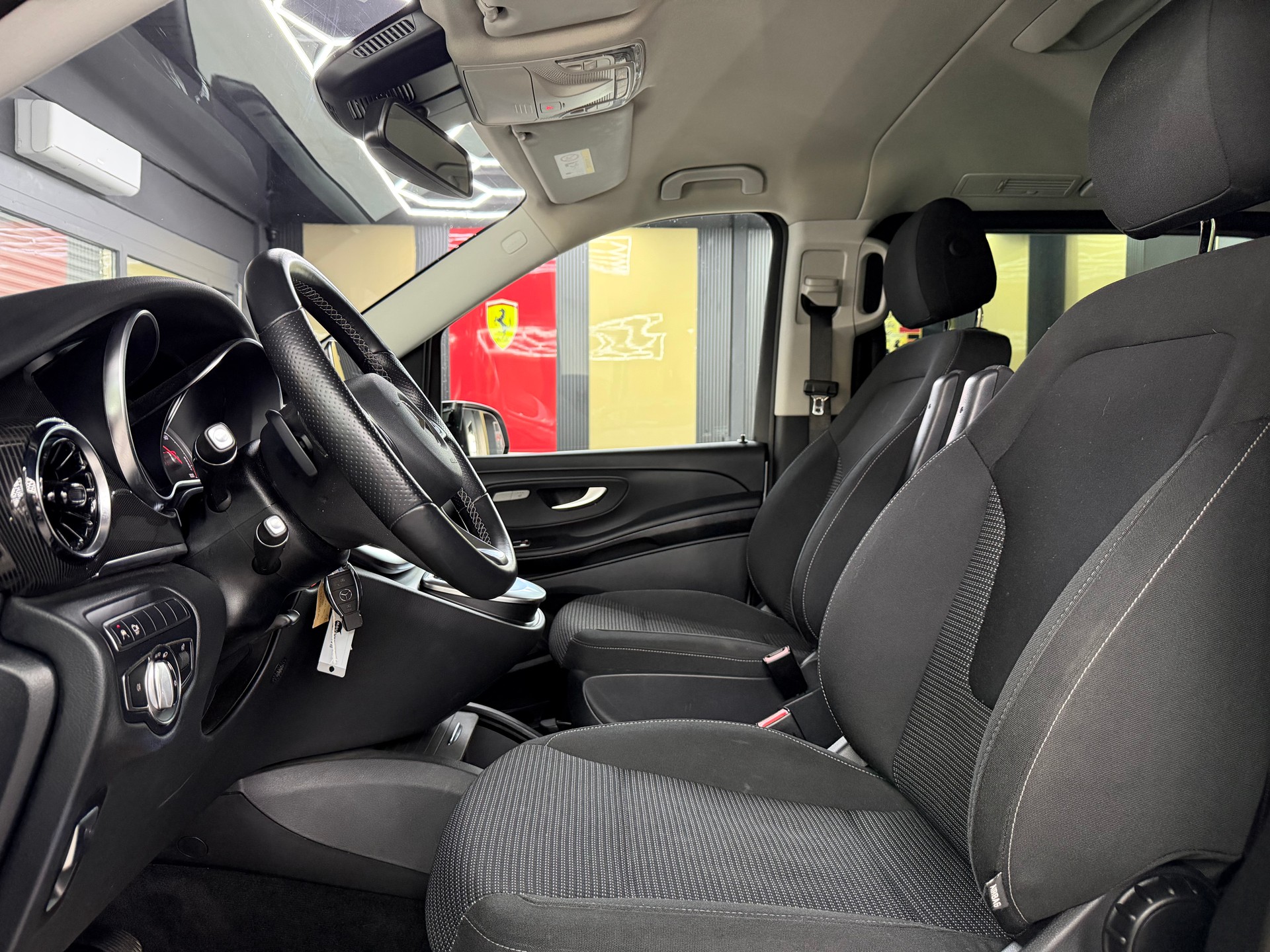 MERCEDES-BENZ EQV 300 lang-image-9