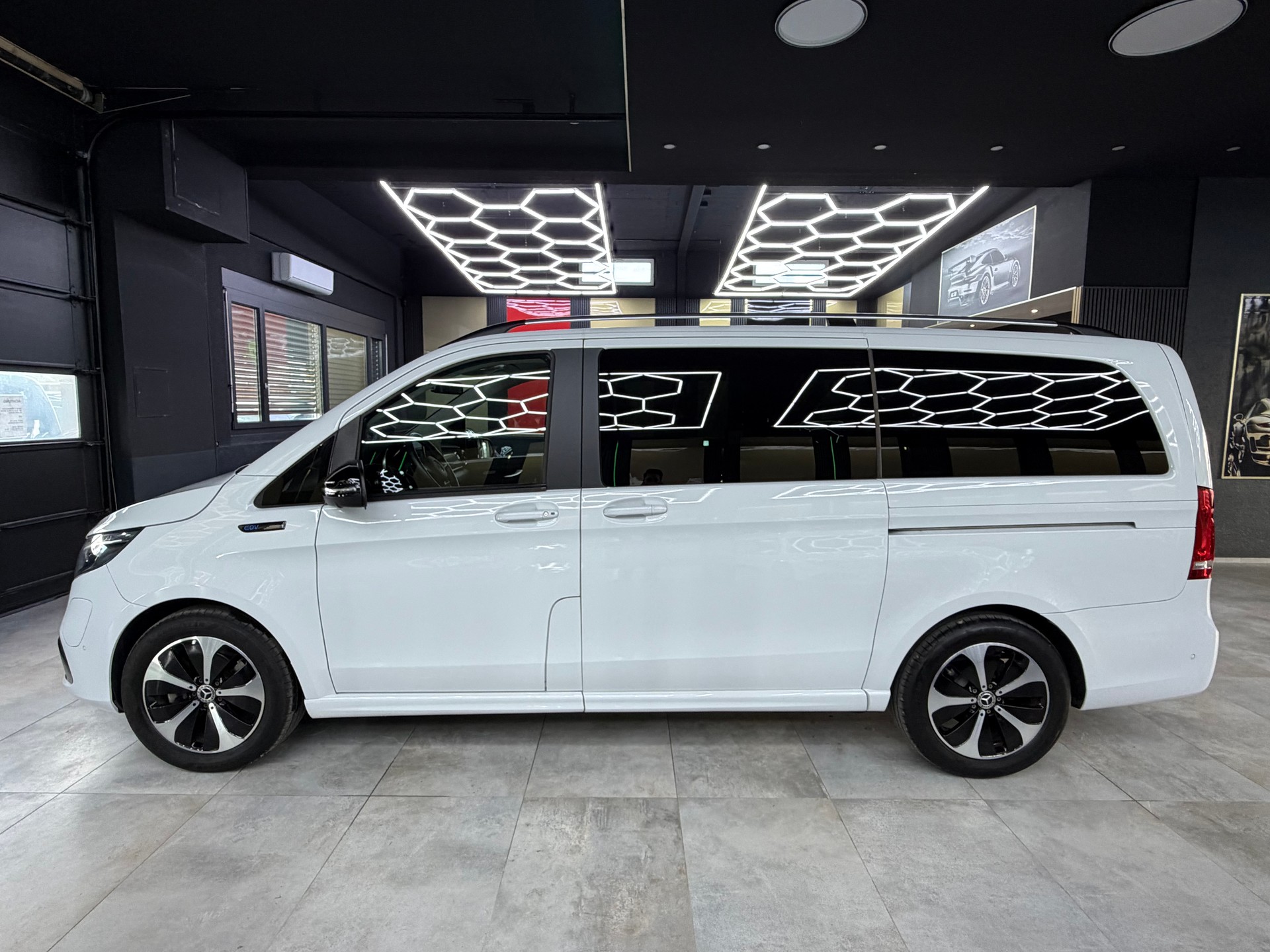 MERCEDES-BENZ EQV 300 lang-image-7
