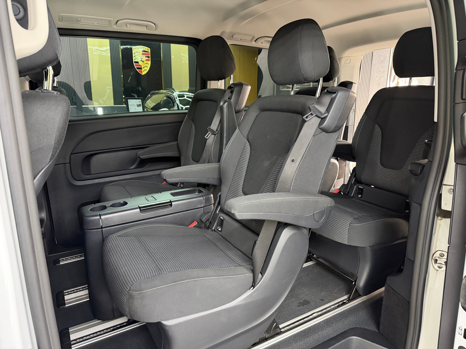 MERCEDES-BENZ EQV 300 lang-image-17