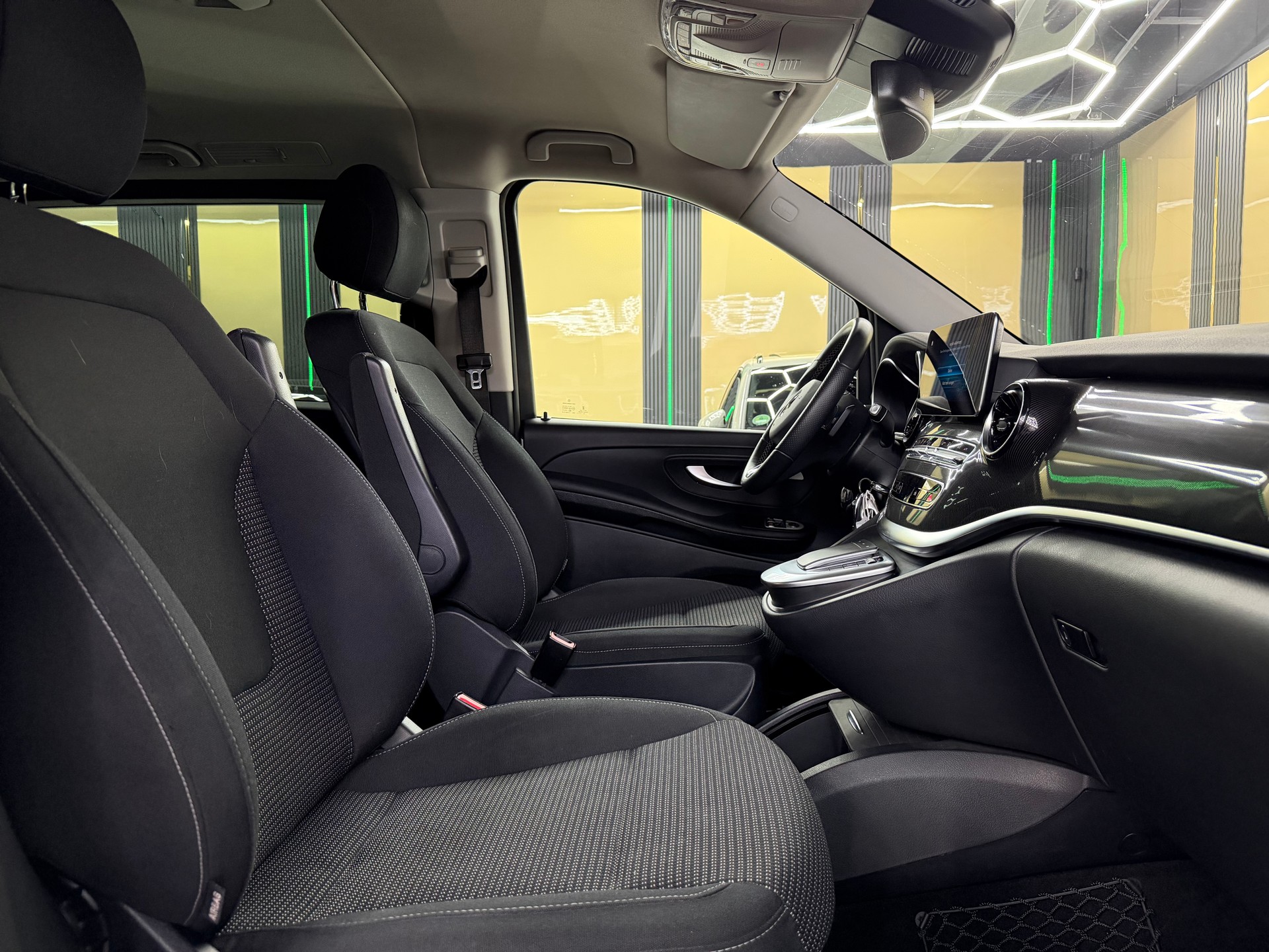 MERCEDES-BENZ EQV 300 lang-image-11