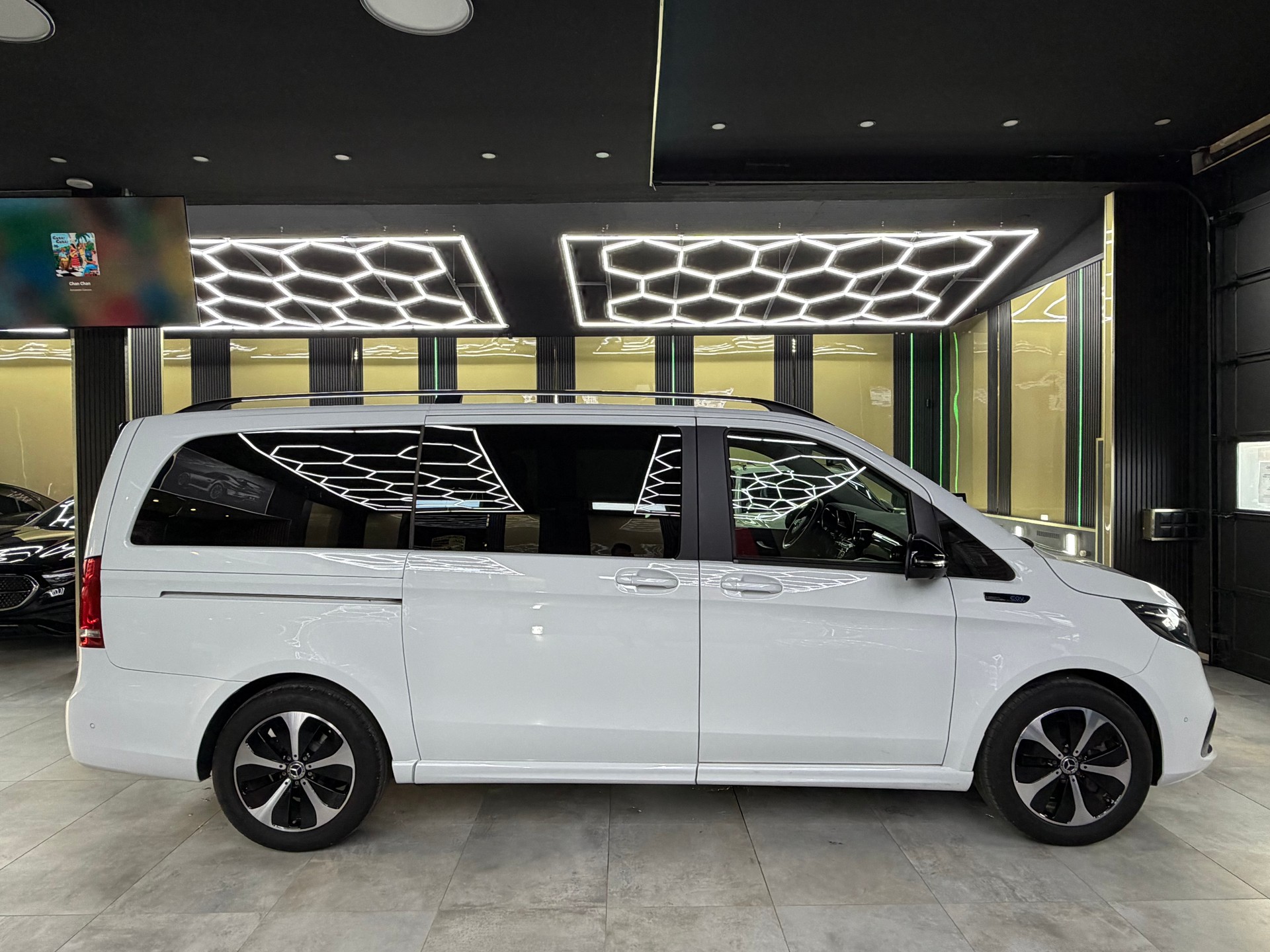 MERCEDES-BENZ EQV 300 lang-showroom-element-3