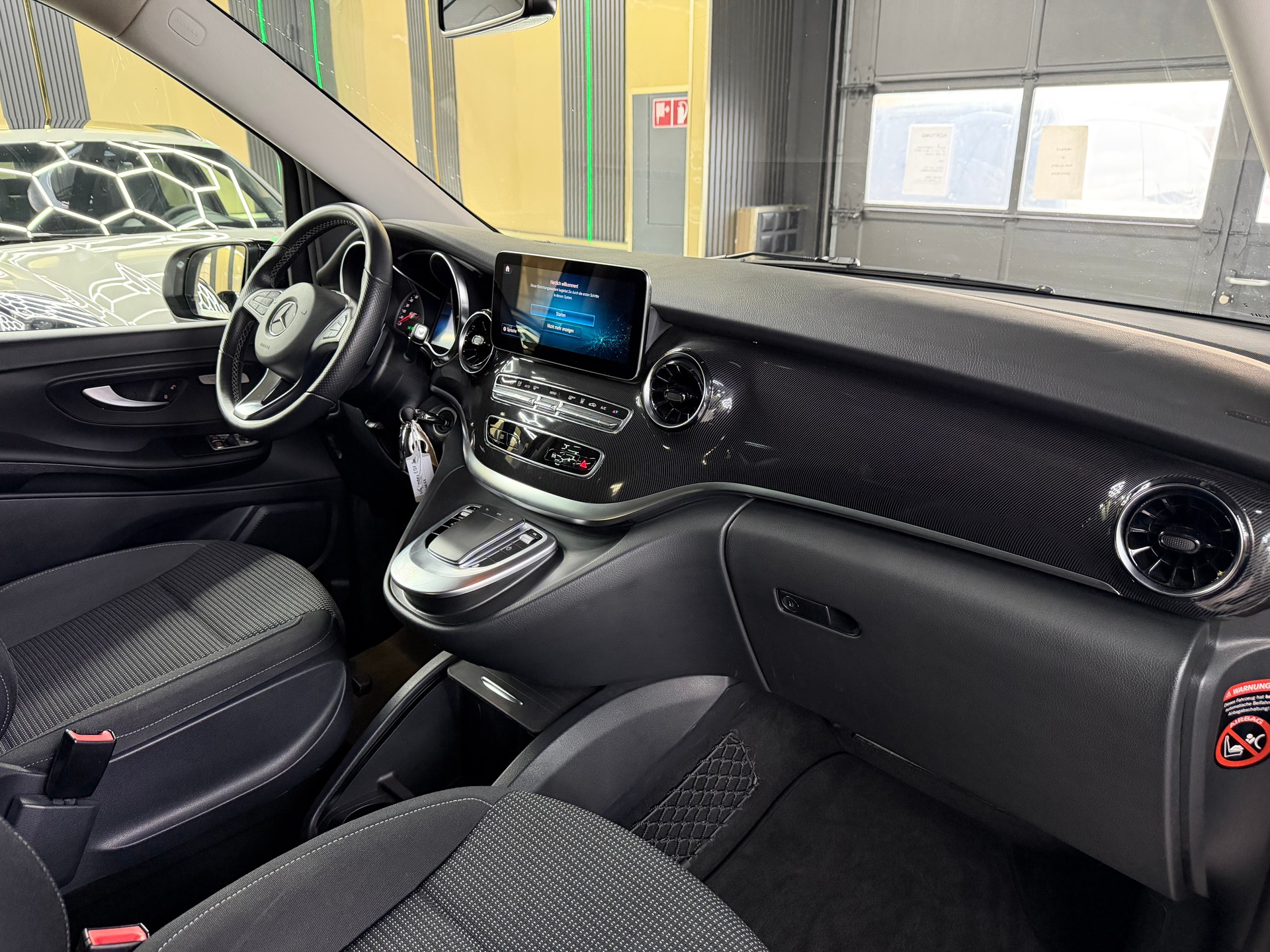 MERCEDES-BENZ EQV 300 lang-image-10