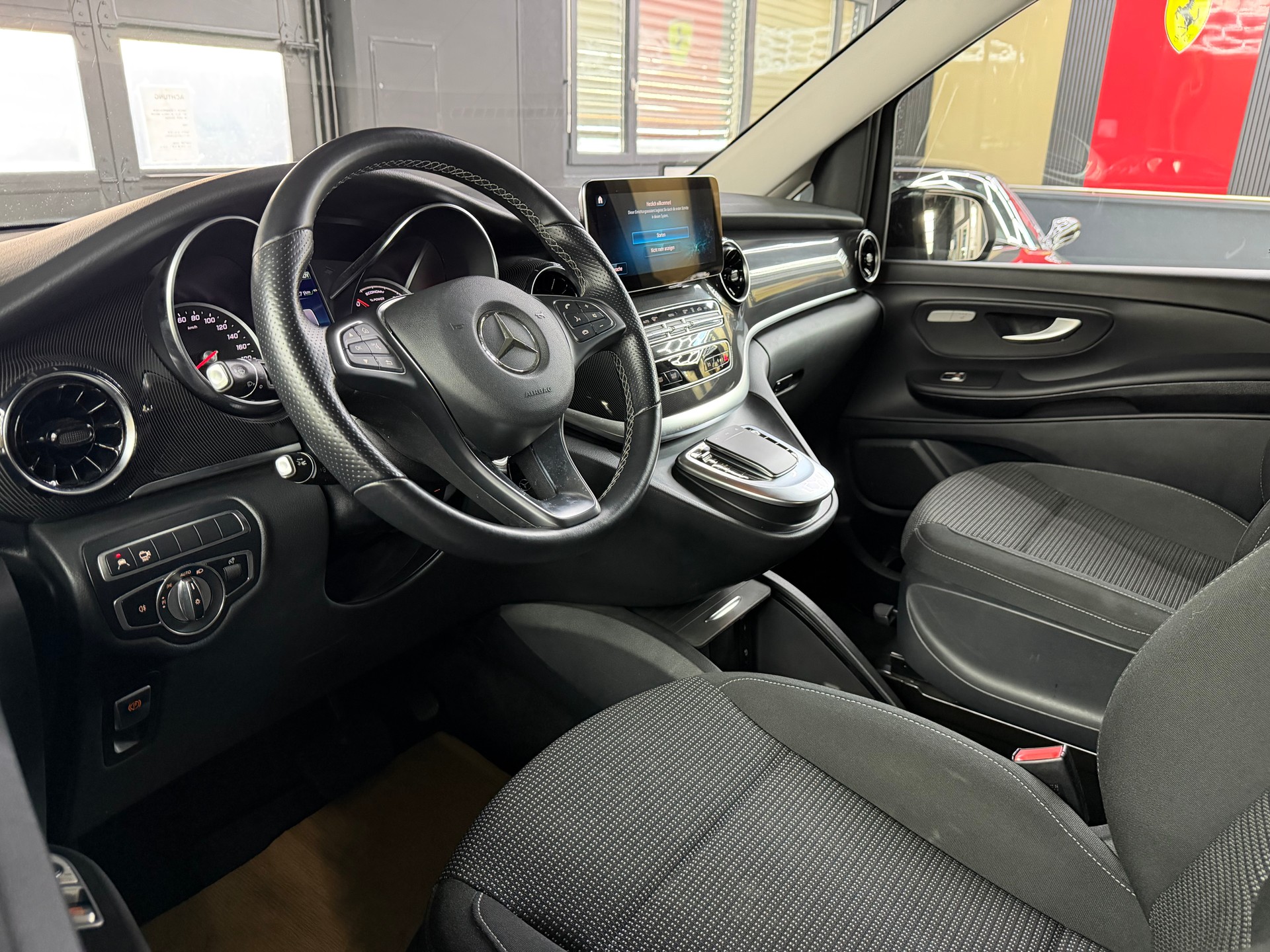 MERCEDES-BENZ EQV 300 lang-image-8