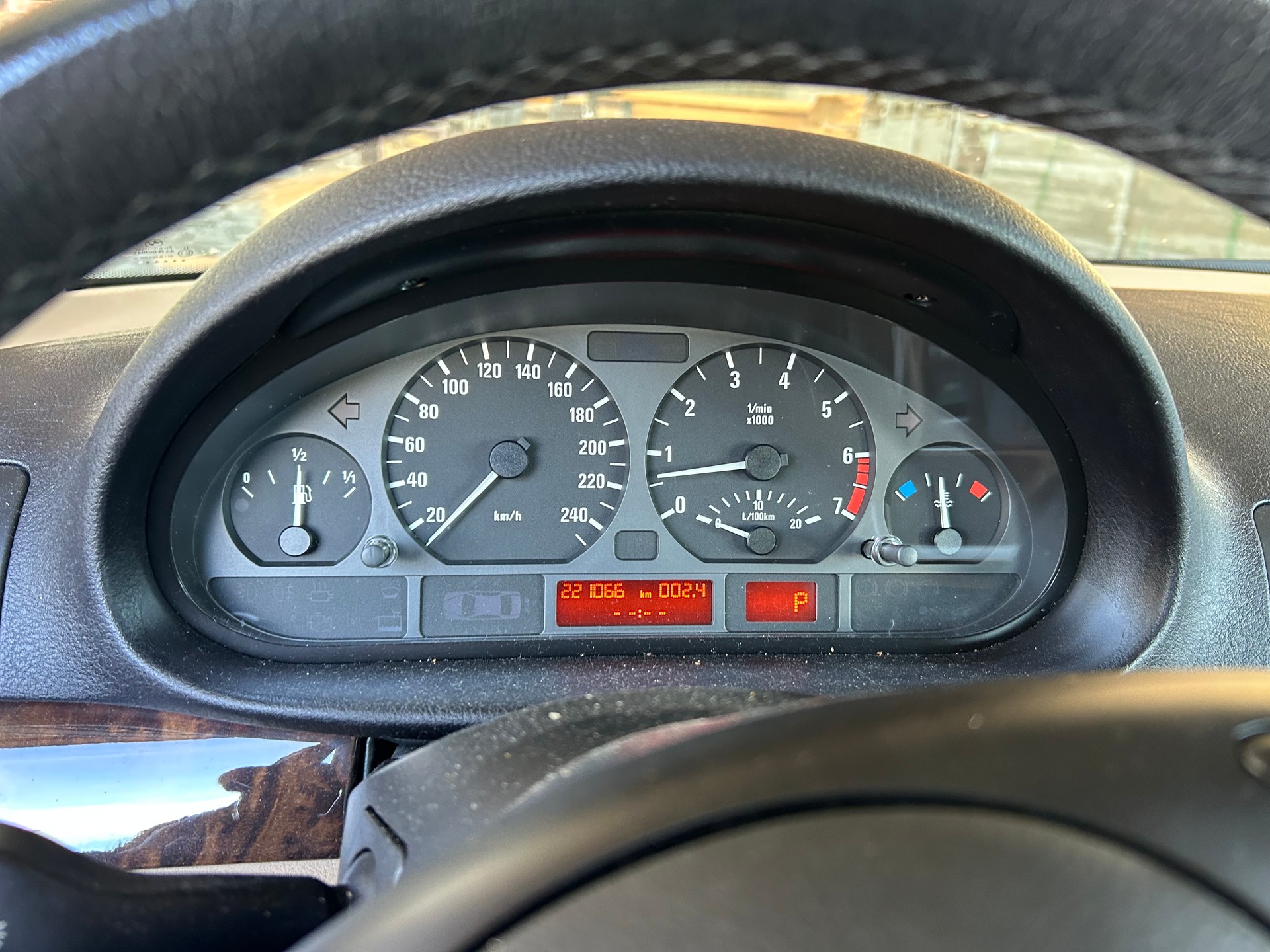 BMW 325xi-image-7