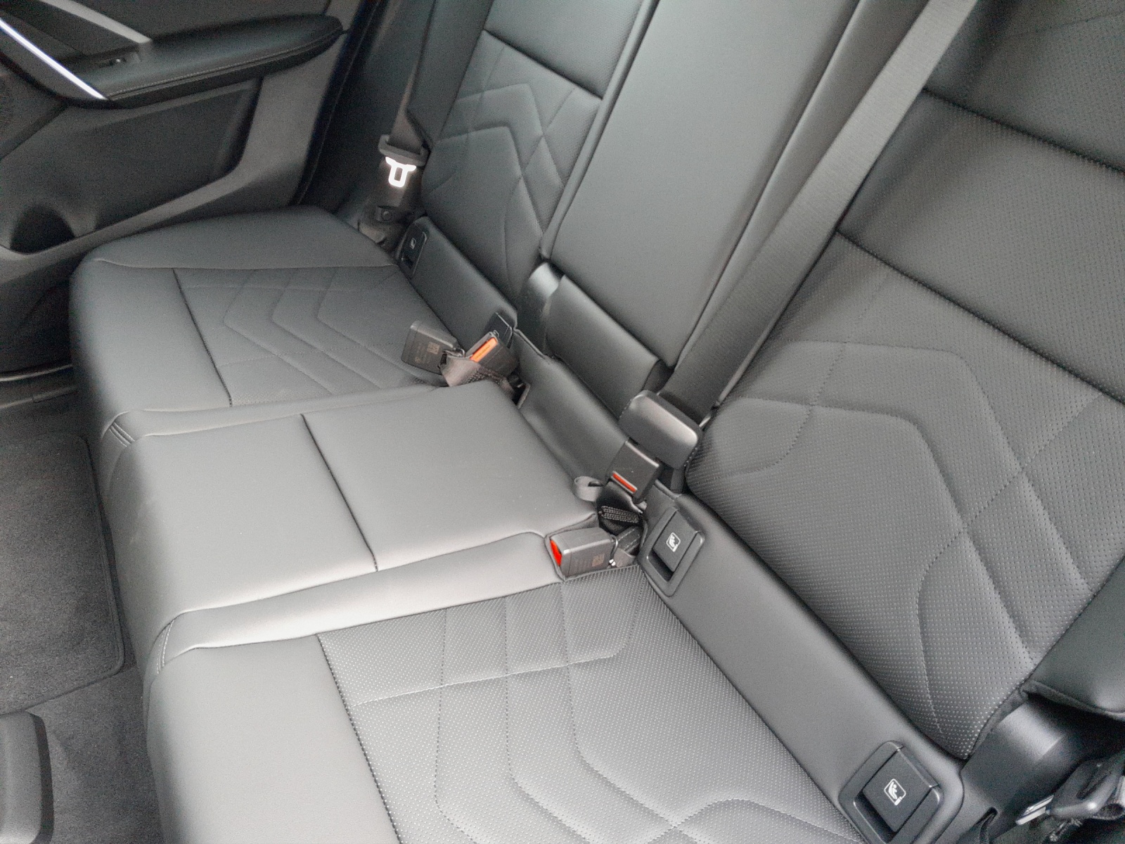 BMW iX1 30 xDrive-image-11