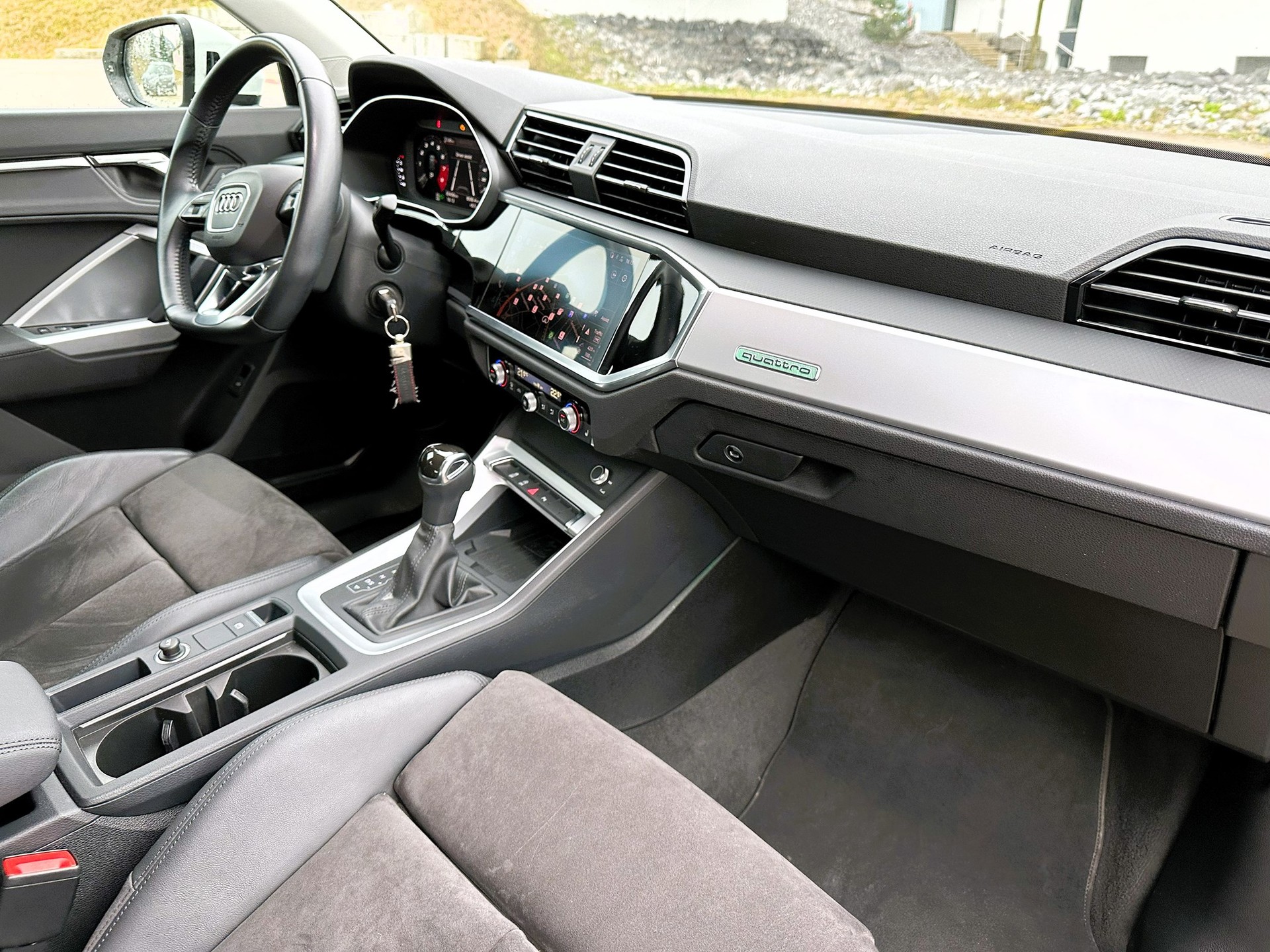AUDI Q3 40 TFSI S line quattro S-tronic-image-11