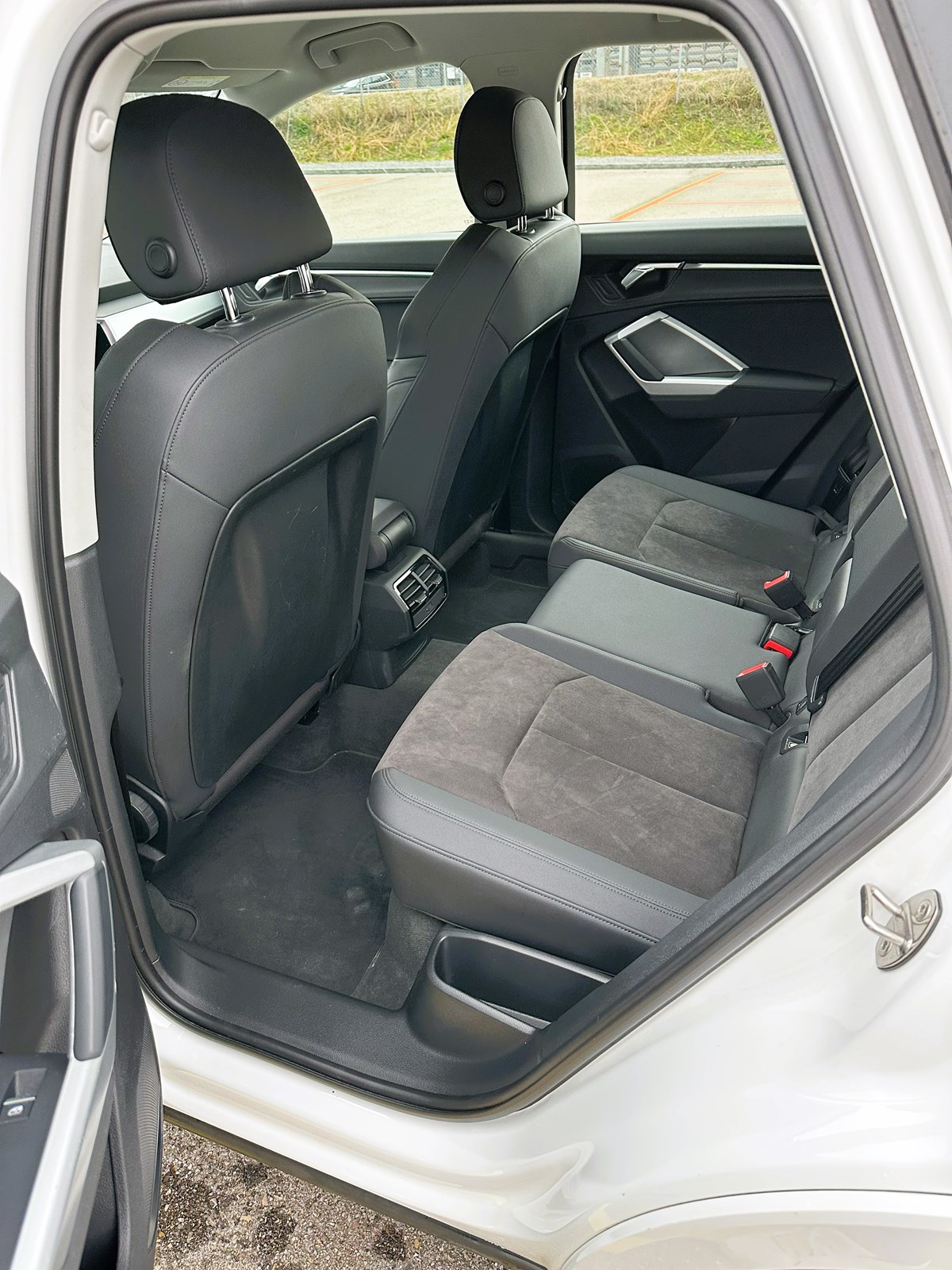 AUDI Q3 40 TFSI S line quattro S-tronic-image-12