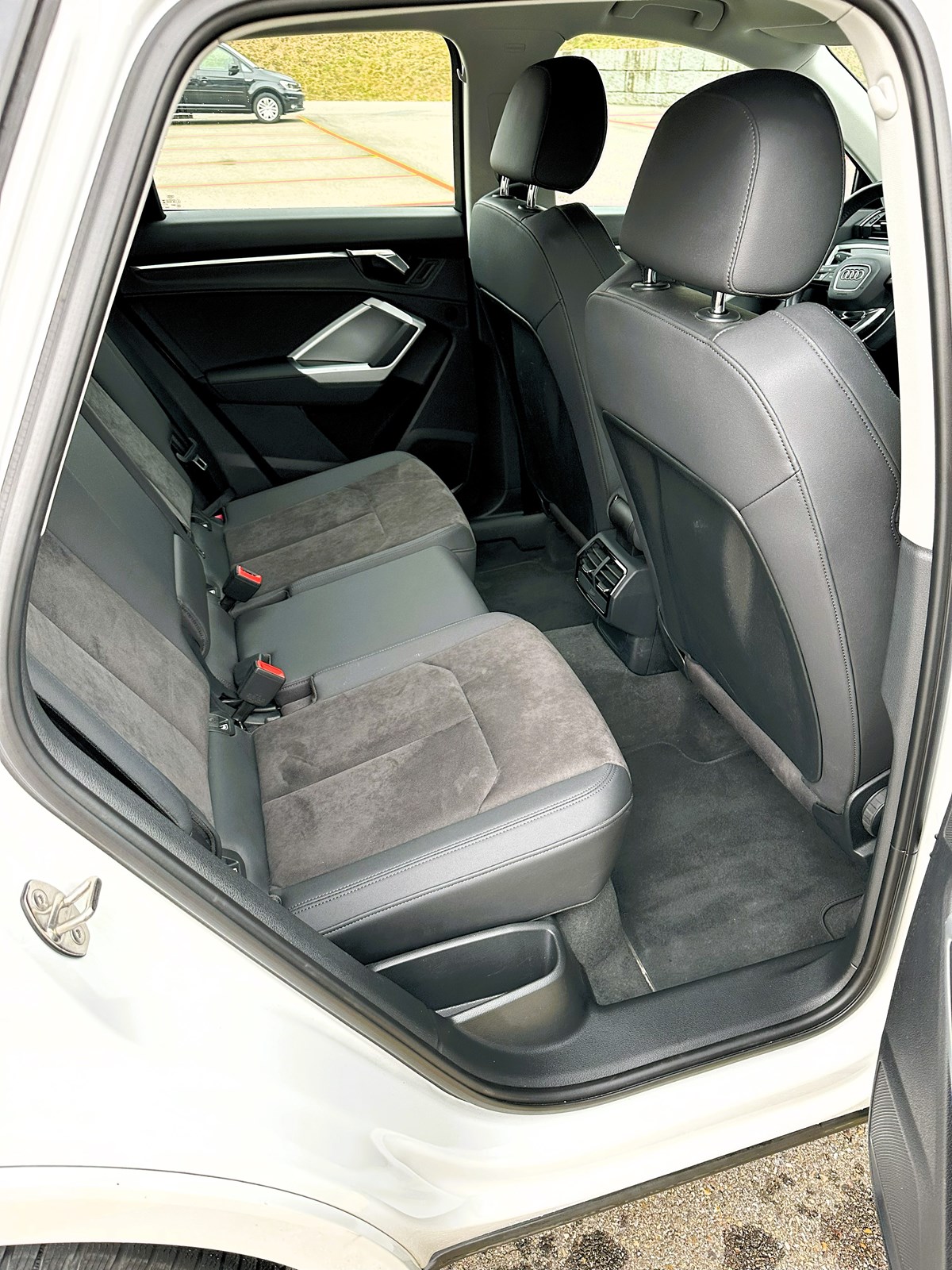 AUDI Q3 40 TFSI S line quattro S-tronic-image-13