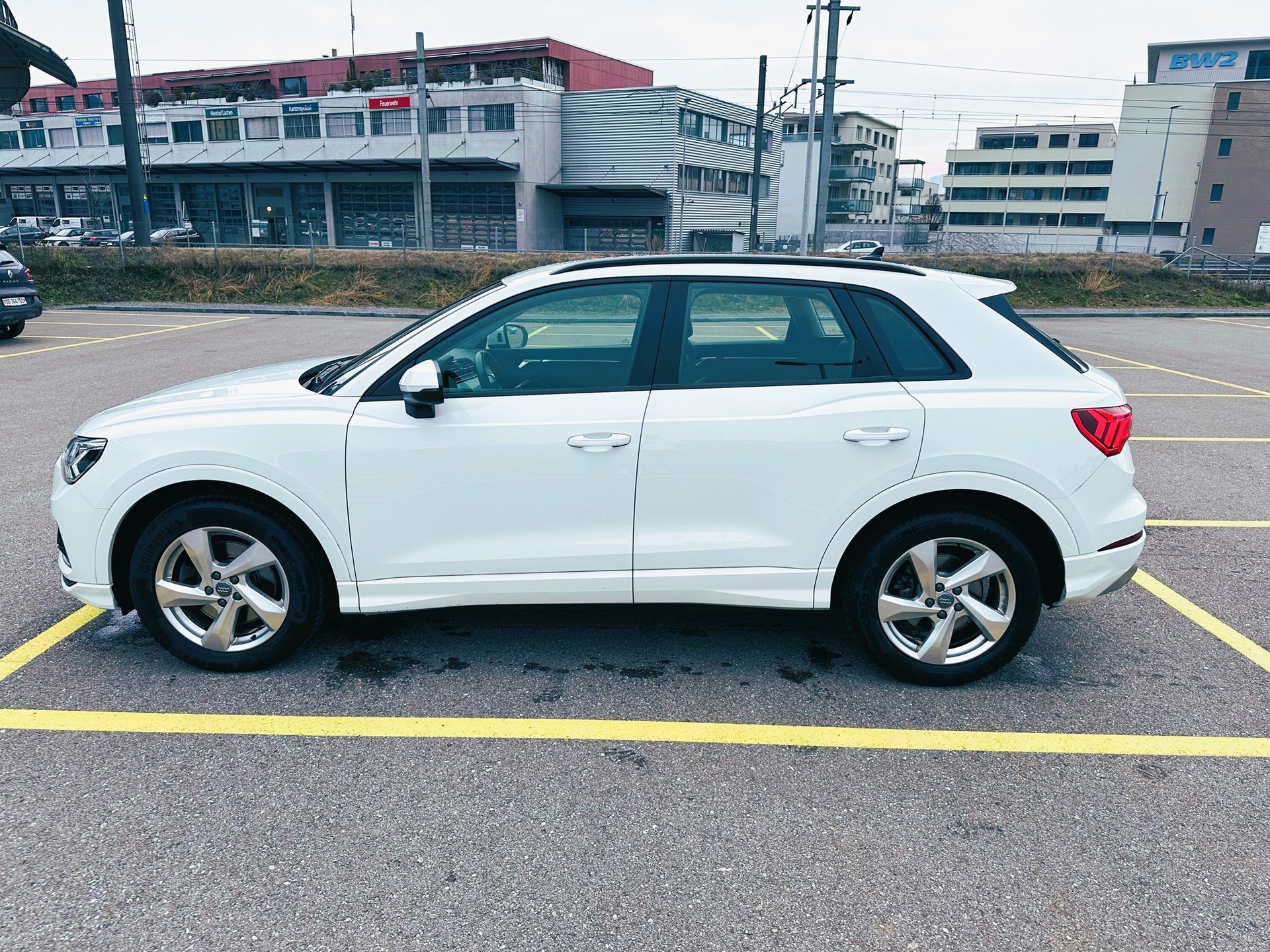 AUDI Q3 40 TFSI S line quattro S-tronic-image-2