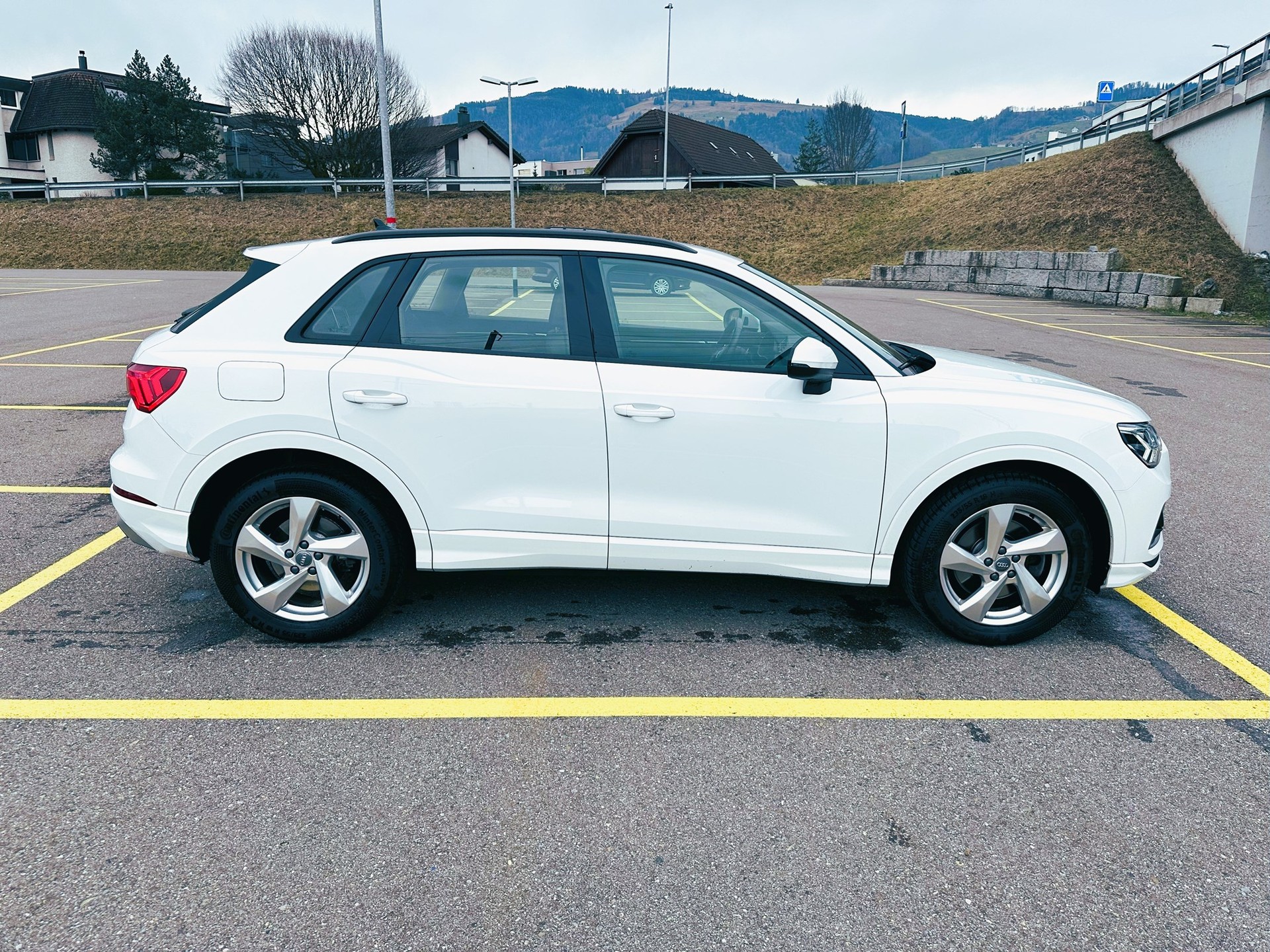 AUDI Q3 40 TFSI S line quattro S-tronic-image-3