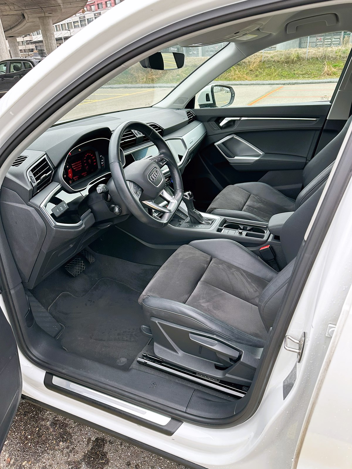 AUDI Q3 40 TFSI S line quattro S-tronic-image-6