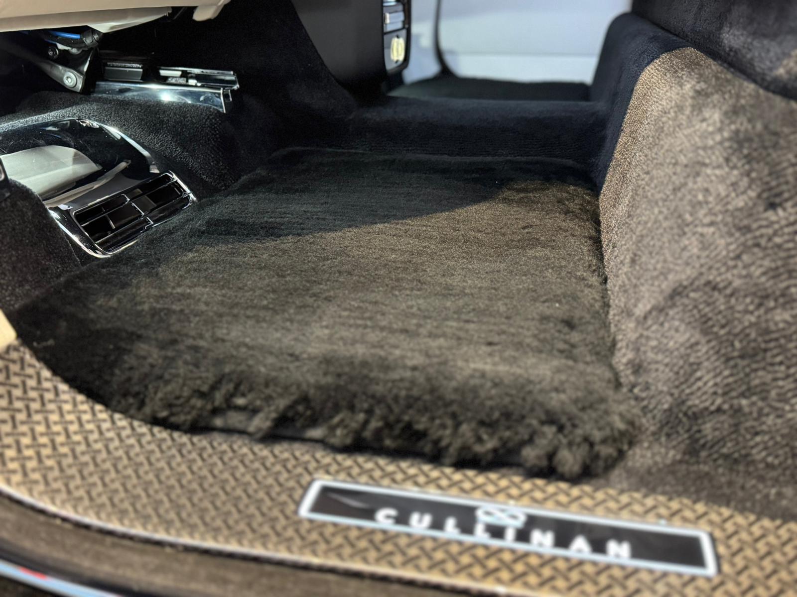 ROLLS-ROYCE Cullinan 6.7 V12 Black Badge-image-15