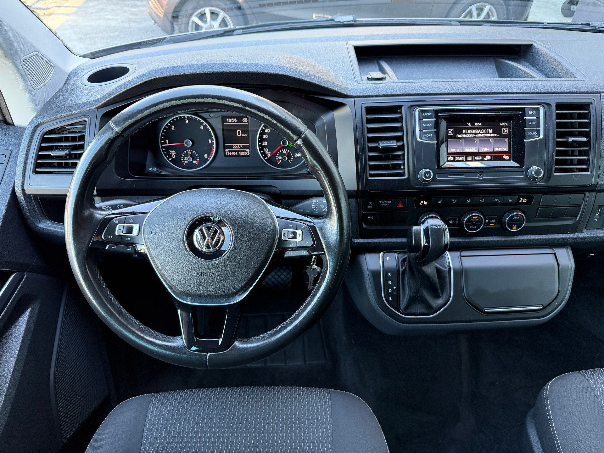 VW T6 Multivan 2.0 TDI Trendline DSG ***AHK & KINDERSITZE ***-image-8